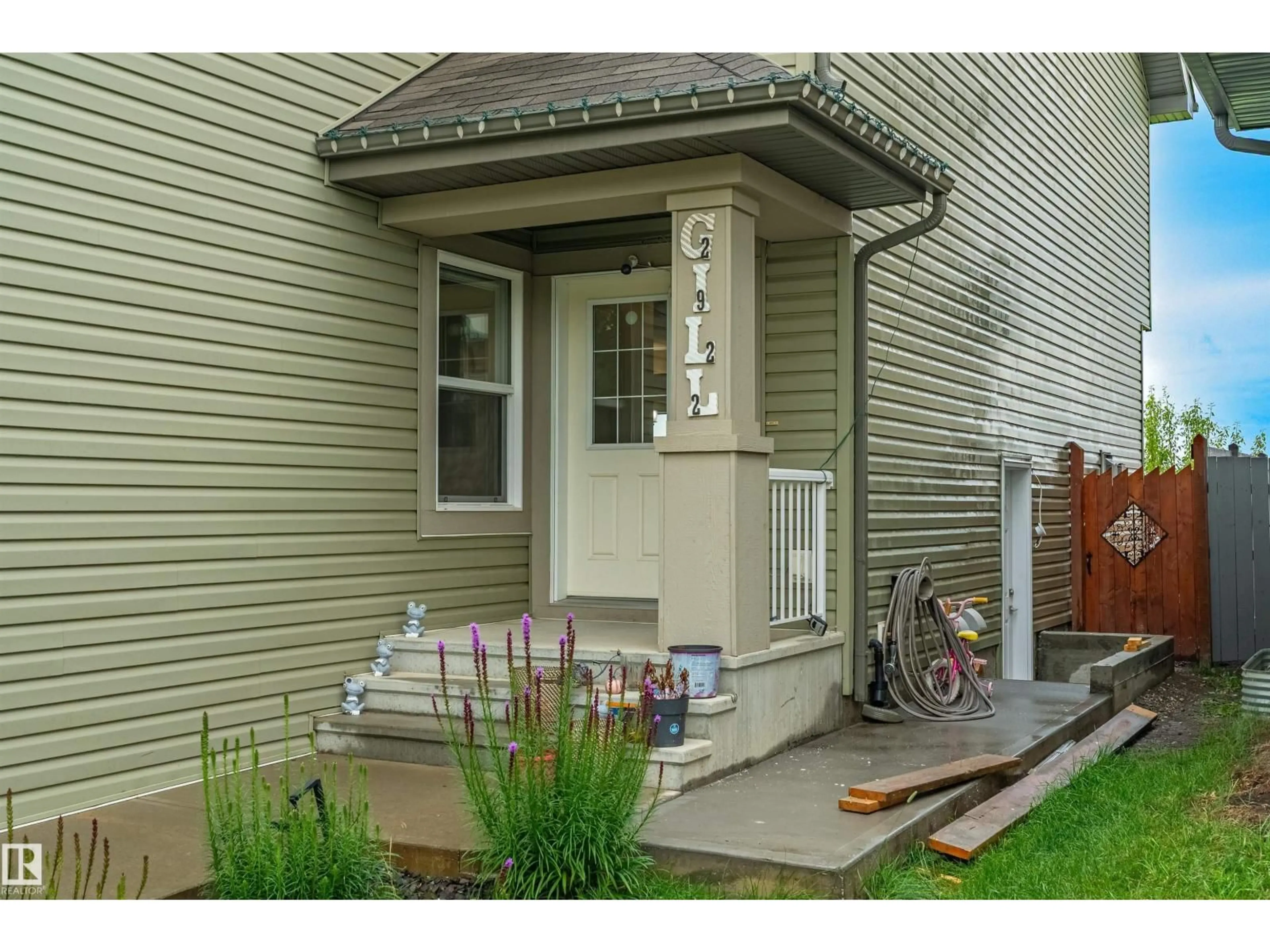 Indoor entryway for 2922 17A AVENUE, Edmonton Alberta T6T0R8
