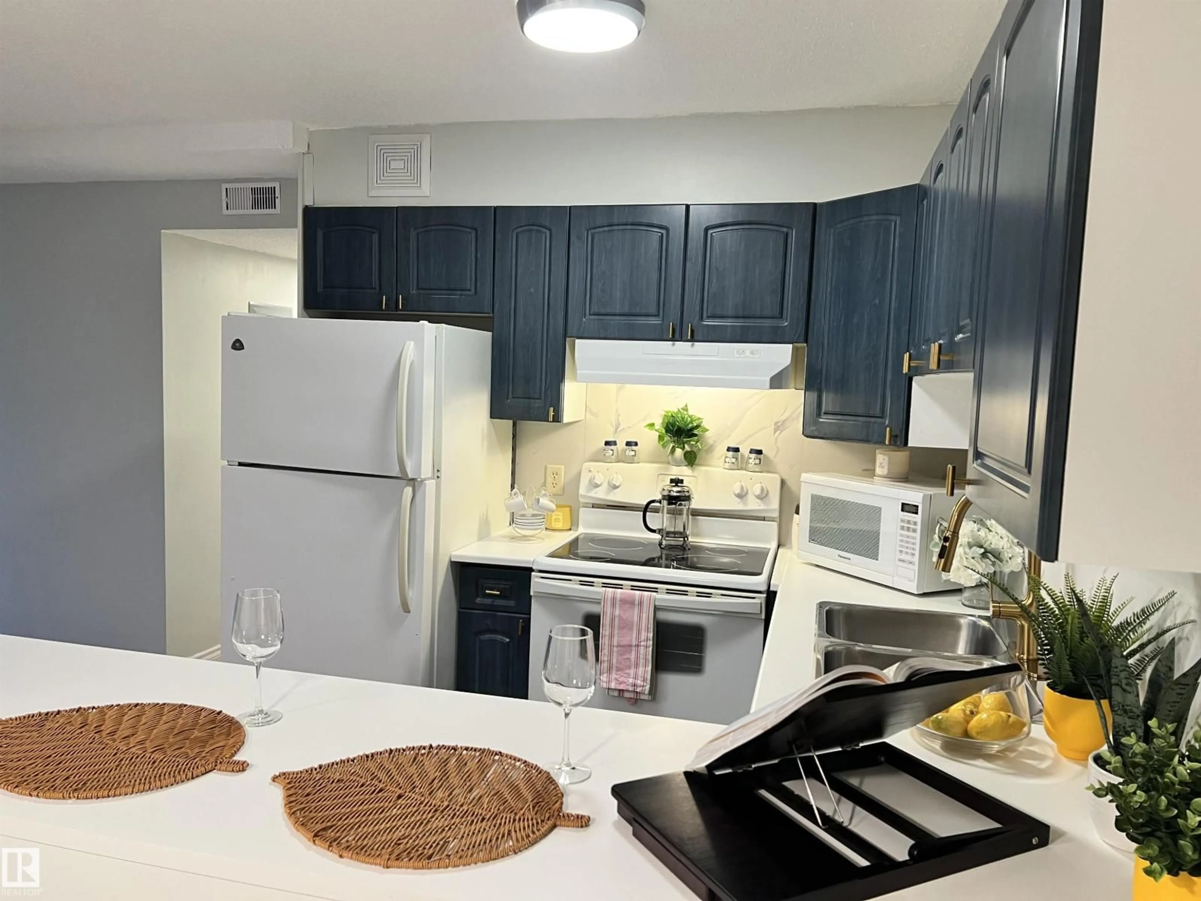 Standard kitchen, unknown for #102 - 11825 71 ST, Edmonton Alberta T5B1W4
