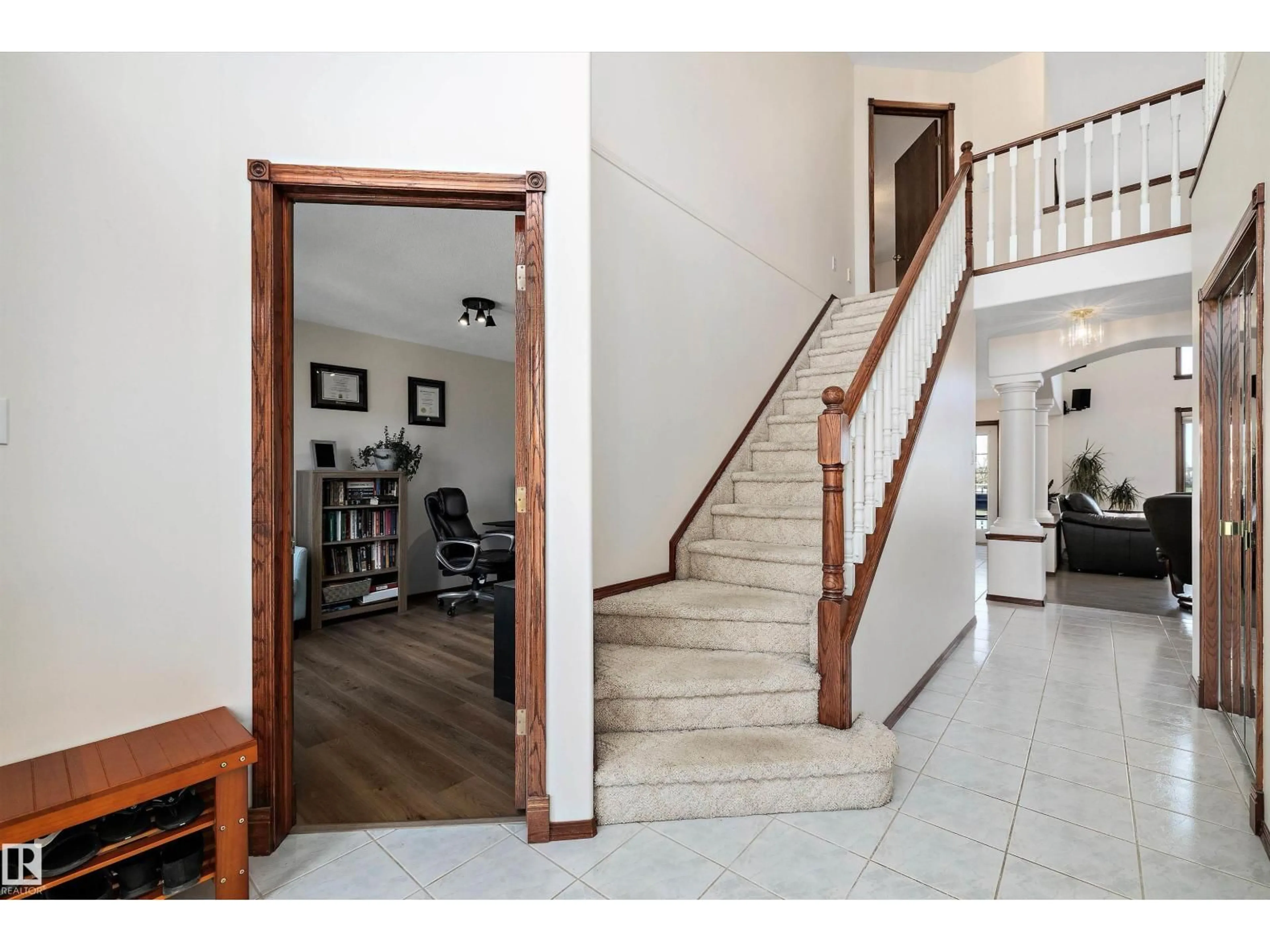 Indoor foyer for NW - 15903 132 ST, Edmonton Alberta T6V1E4