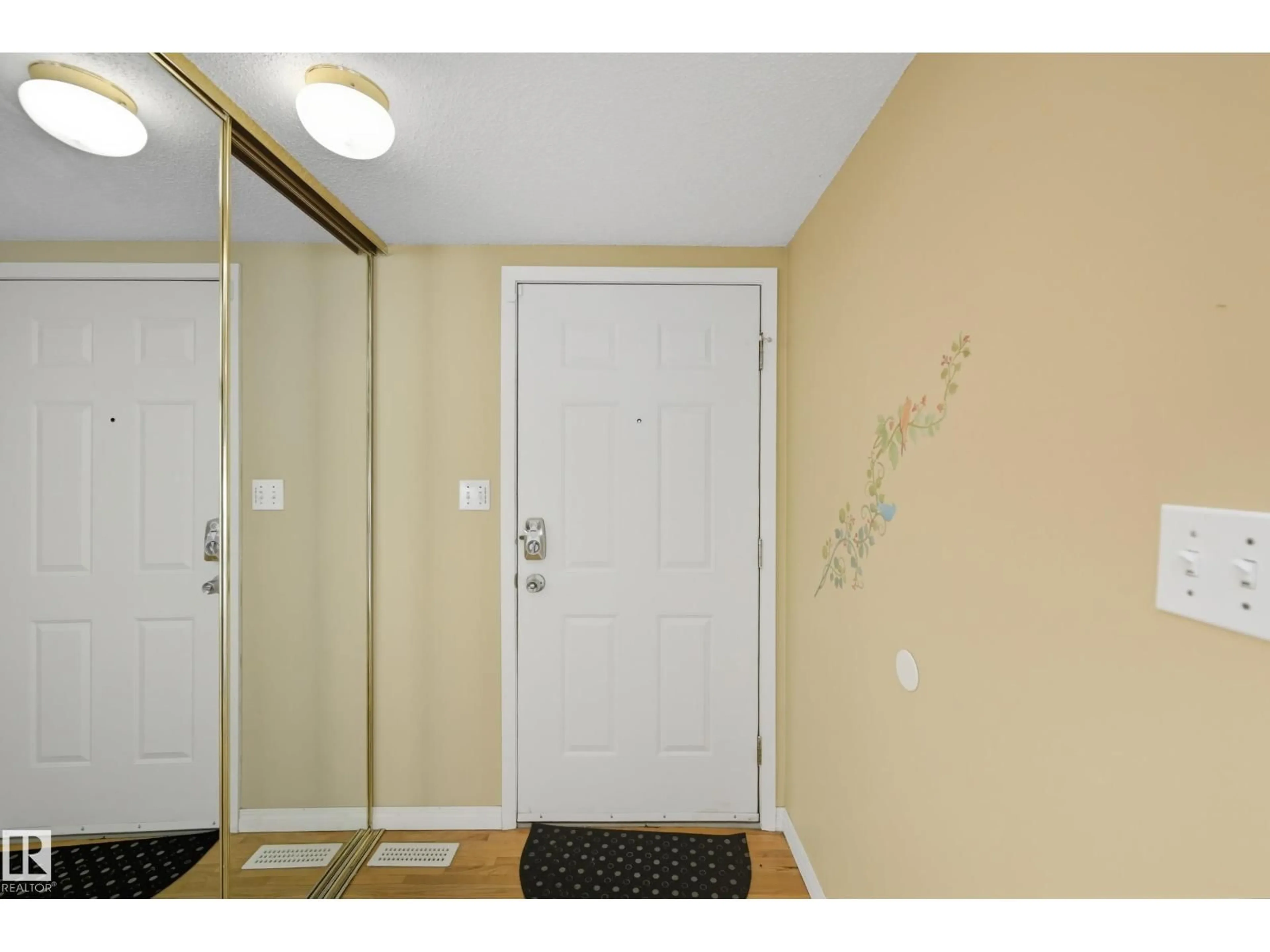 Indoor entryway for #55 - 603 YOUVILLE E, Edmonton Alberta T6L6V8