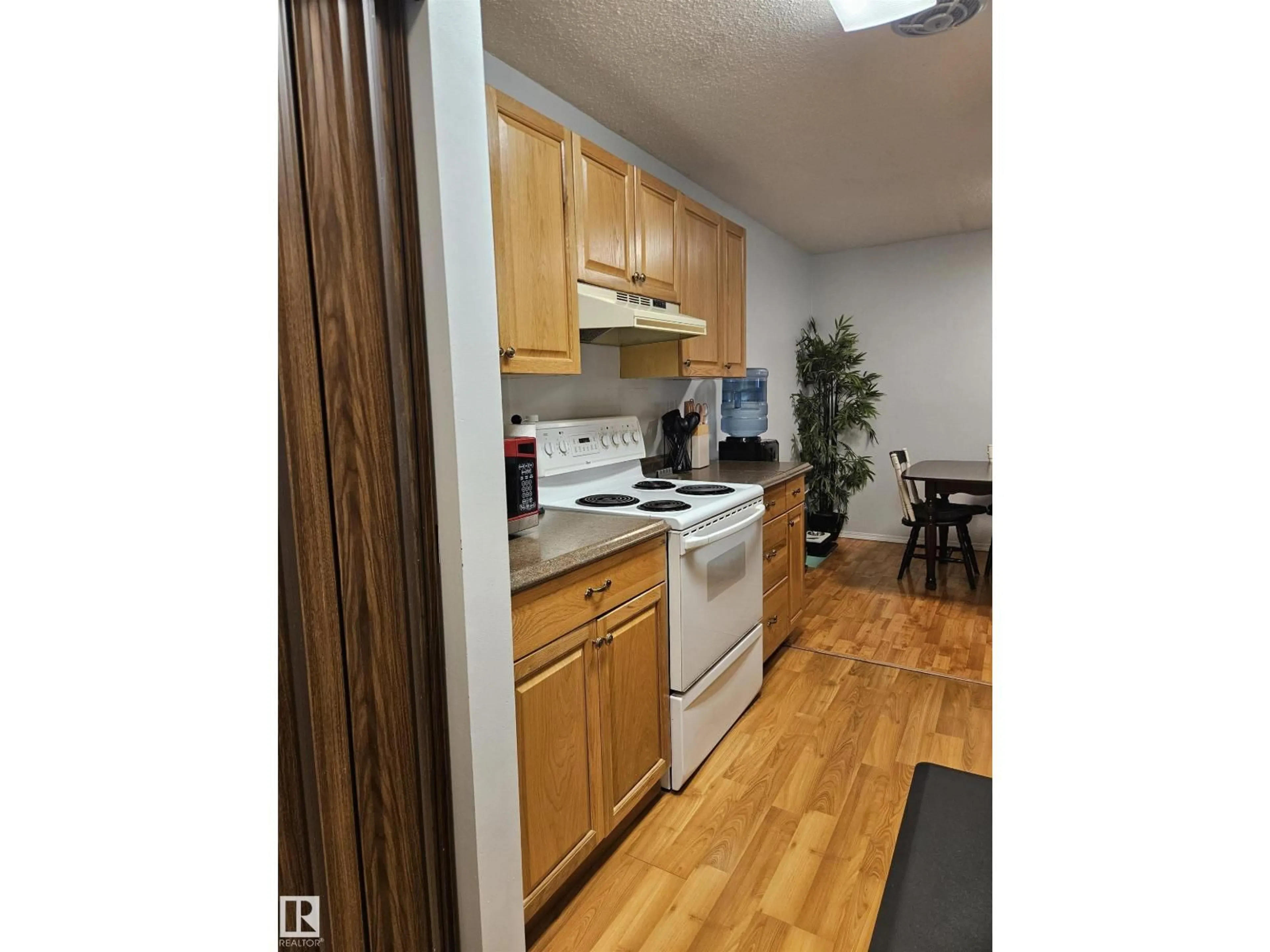 Standard kitchen, wood/laminate floor for 18277 84 AV, Edmonton Alberta T5T1T7