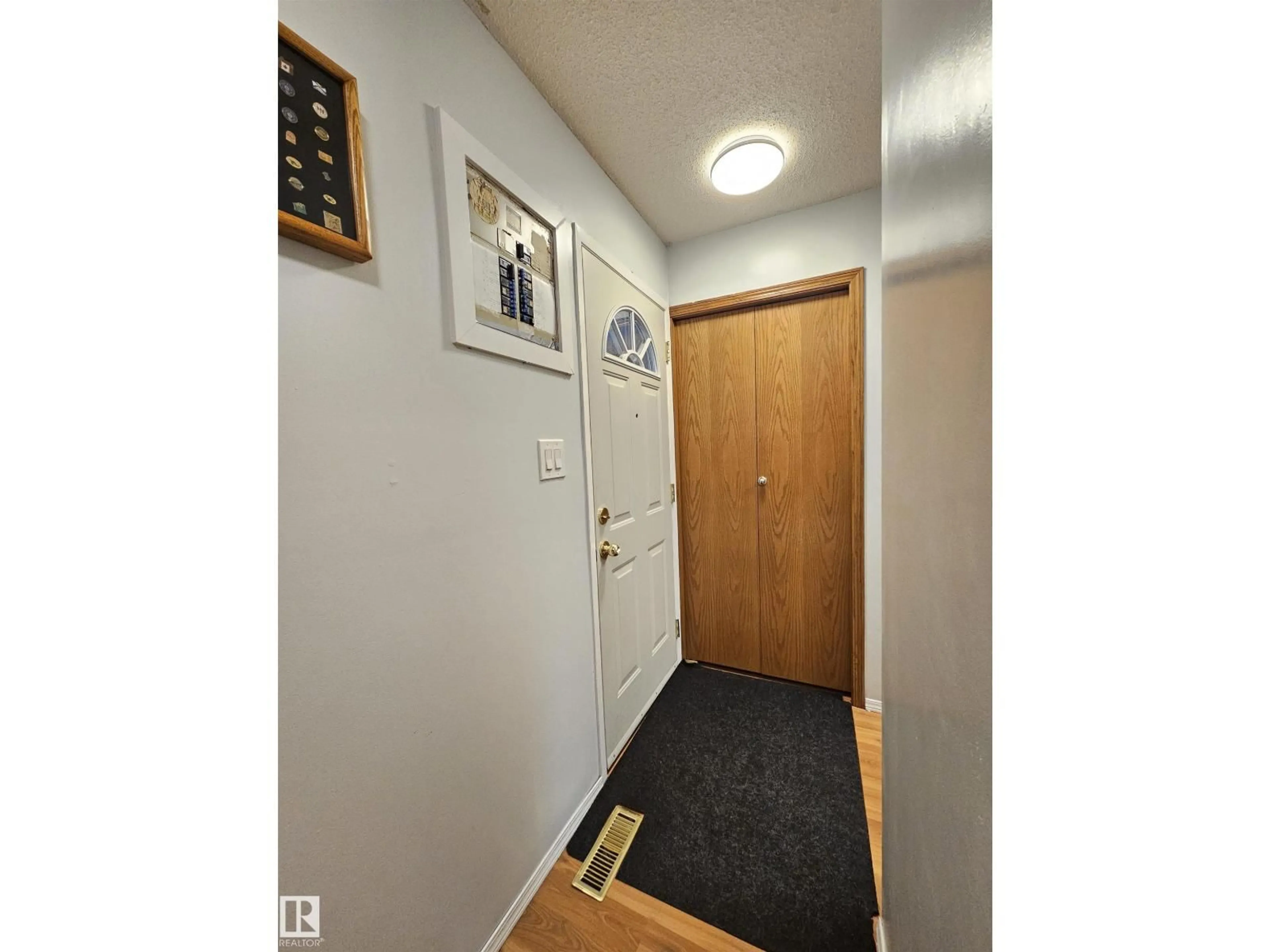 Indoor entryway for 18277 84 AV, Edmonton Alberta T5T1T7