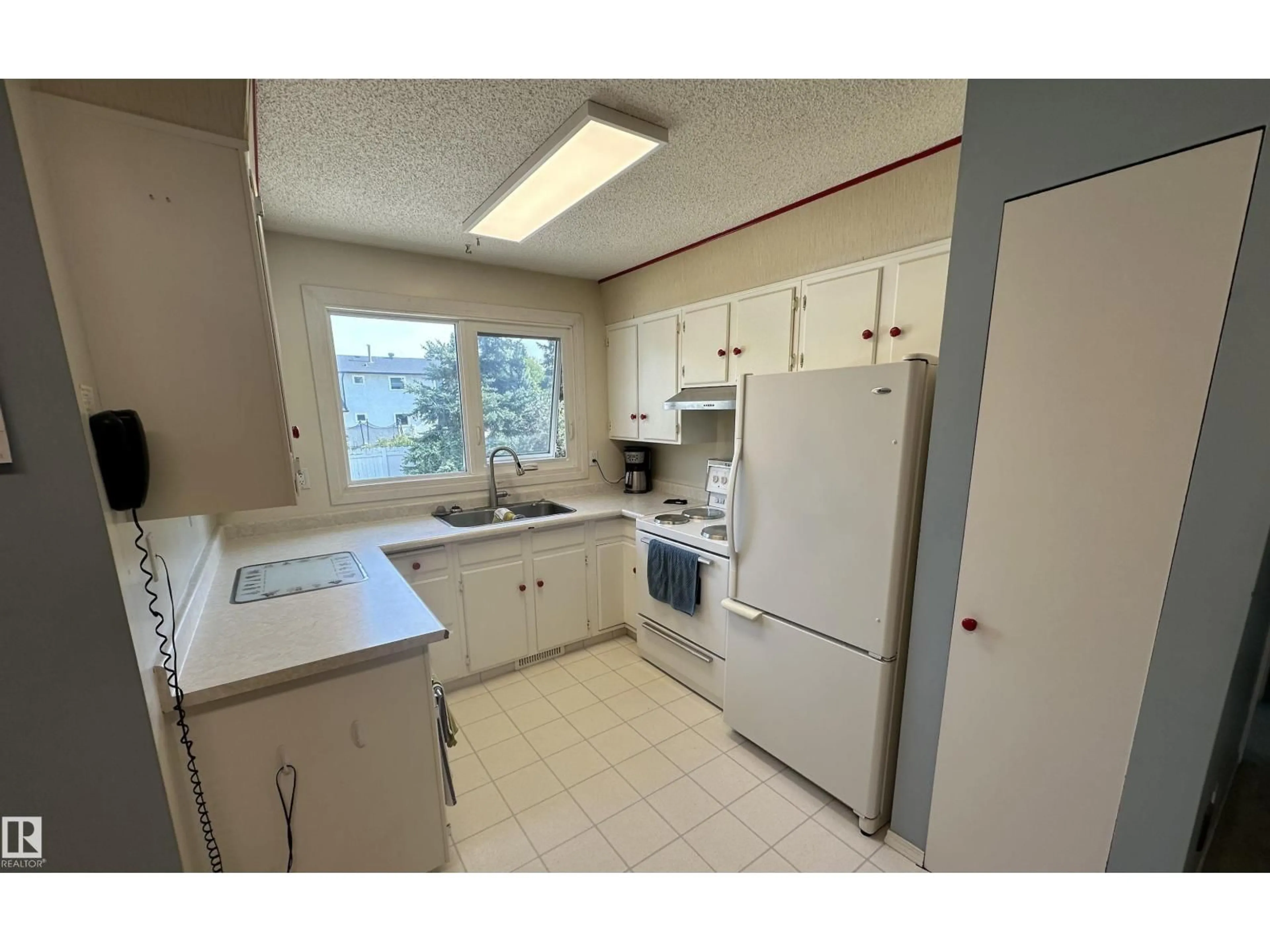 Standard kitchen, unknown for 16 MILBURN CR, Sherwood Park Alberta T8A0V1