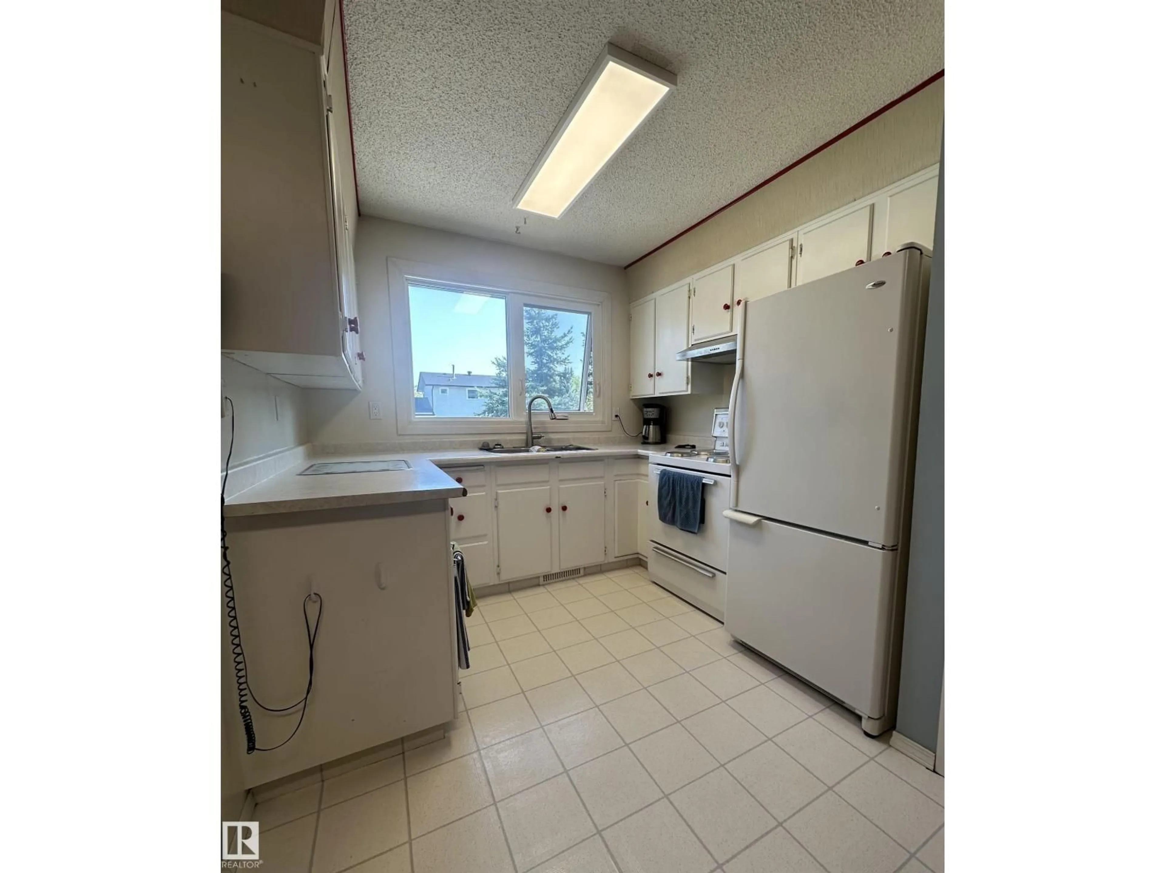 Standard kitchen, unknown for 16 MILBURN CR, Sherwood Park Alberta T8A0V1