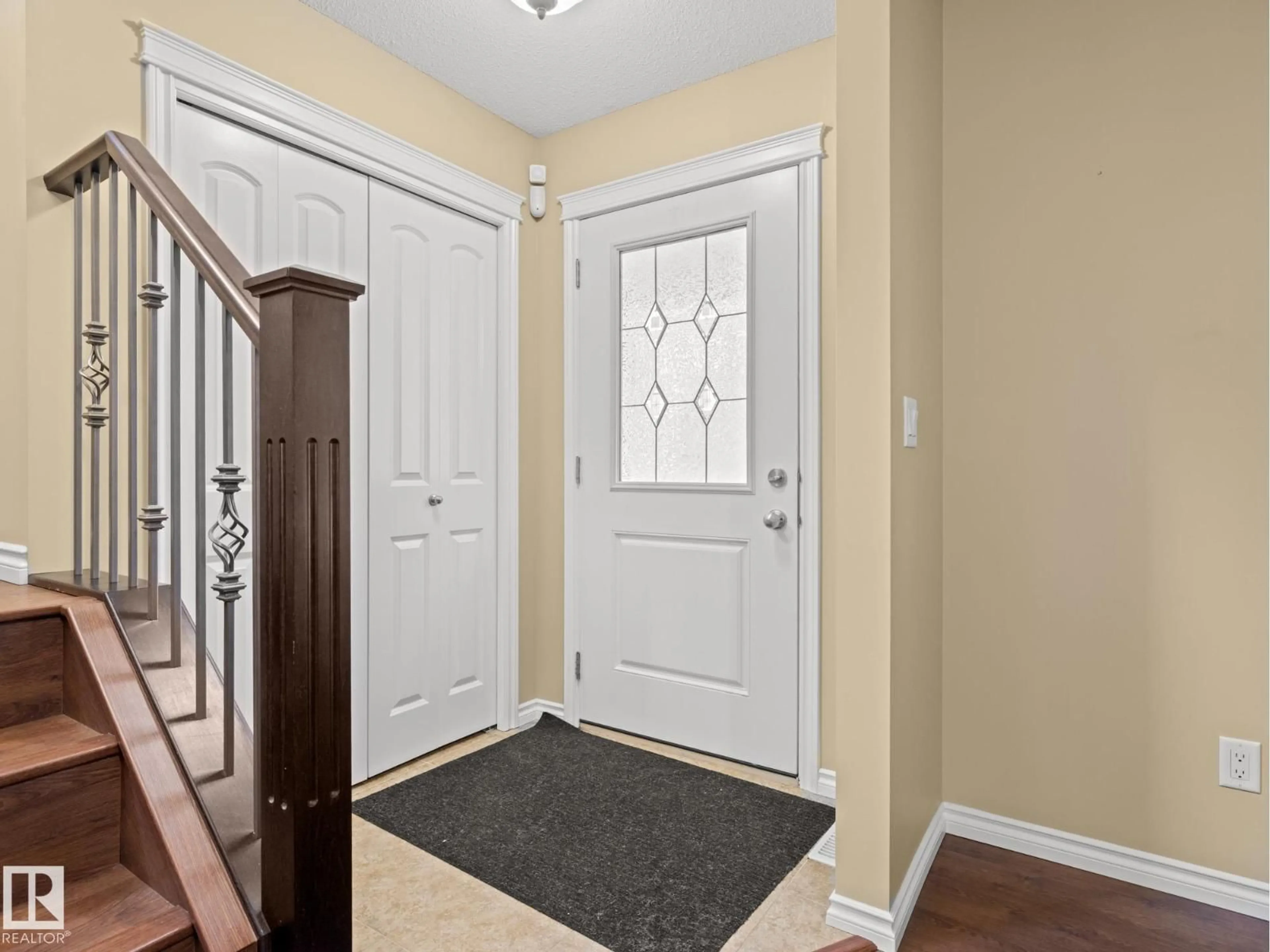 Indoor entryway for 273 MCCONACHIE DR, Edmonton Alberta T5Y0M7
