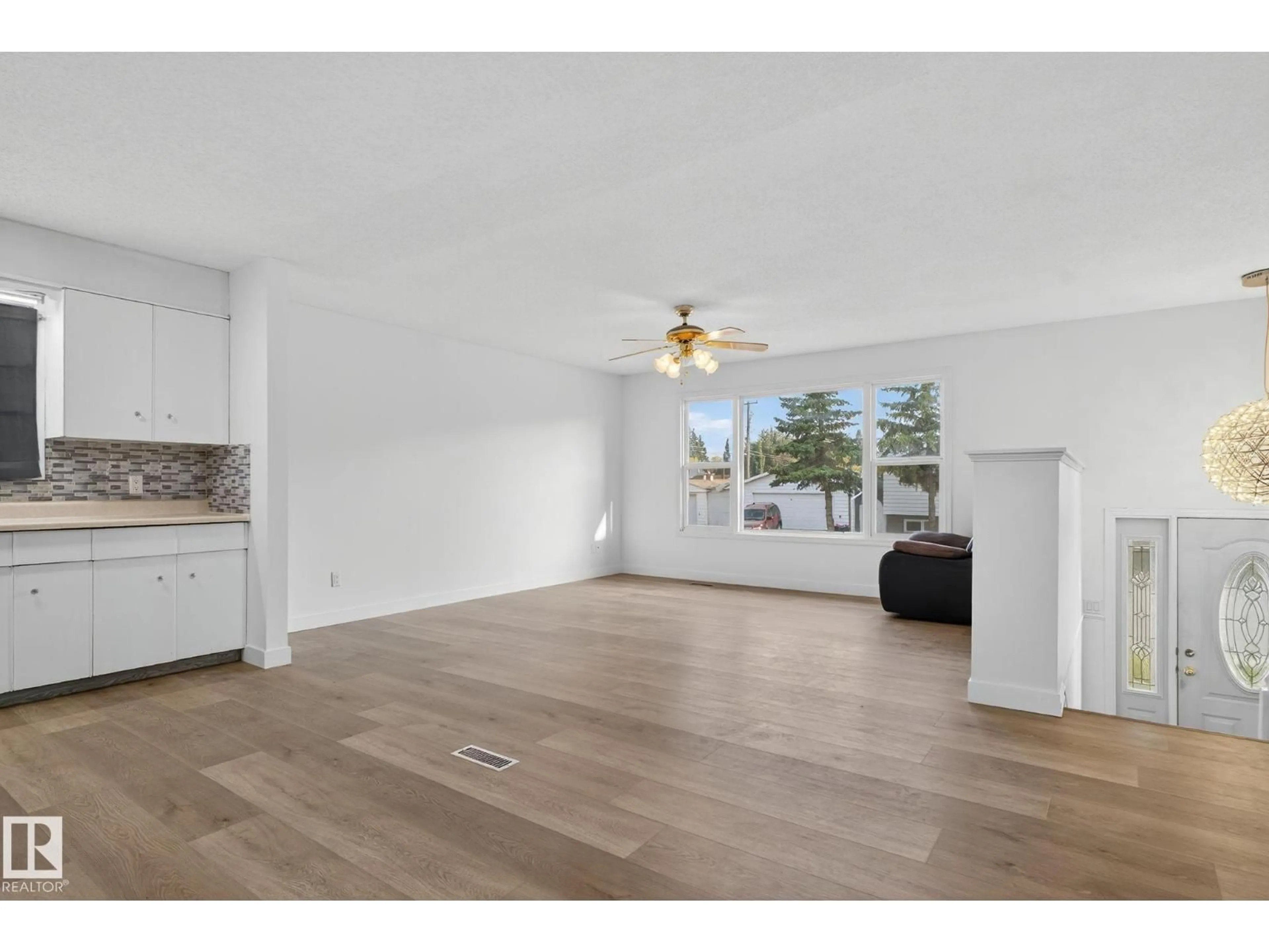 A pic of a room for NW - 15424 99 AV, Edmonton Alberta T5P4K5
