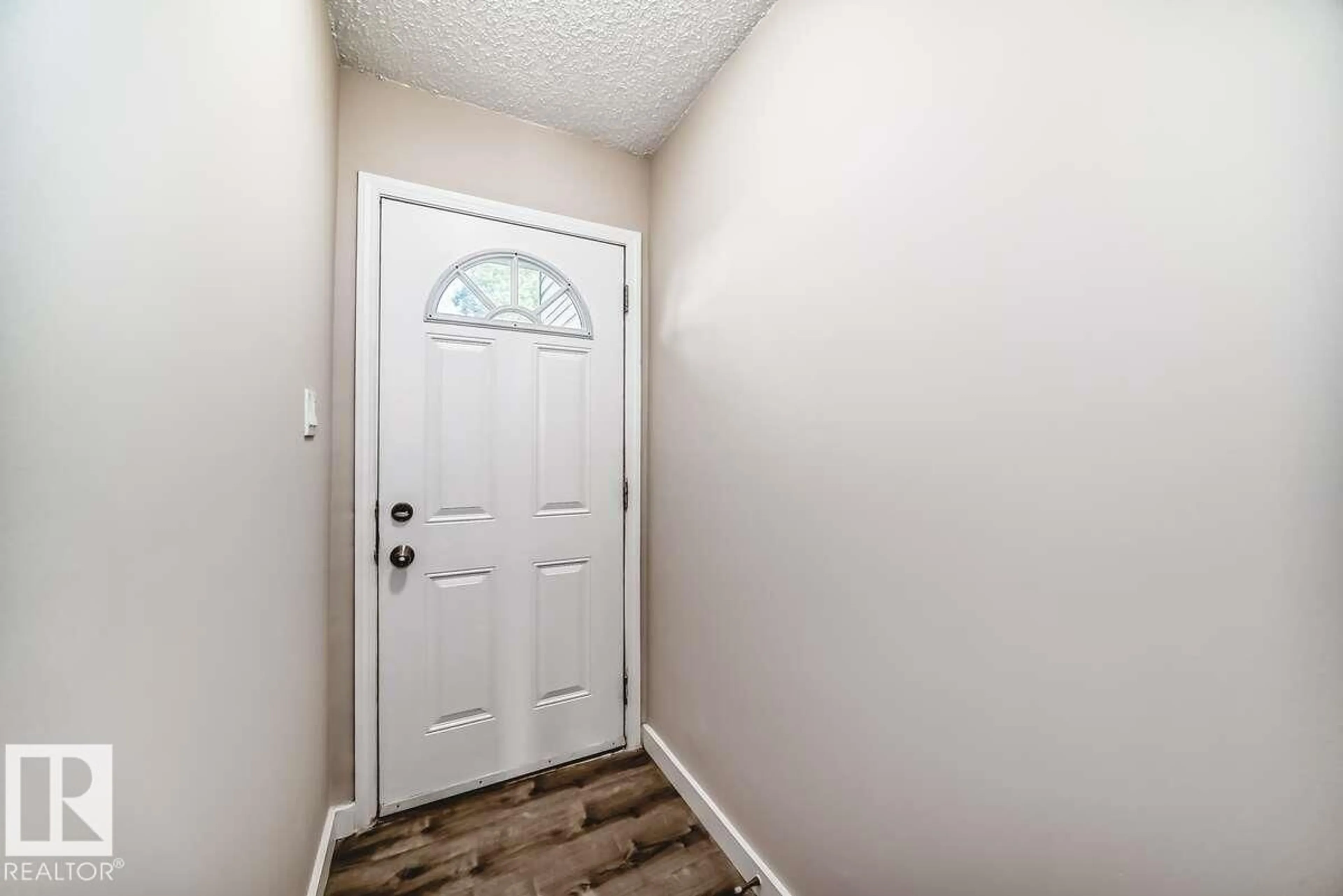 Indoor entryway for 1259 HOOKE RD, Edmonton Alberta T5A4A4