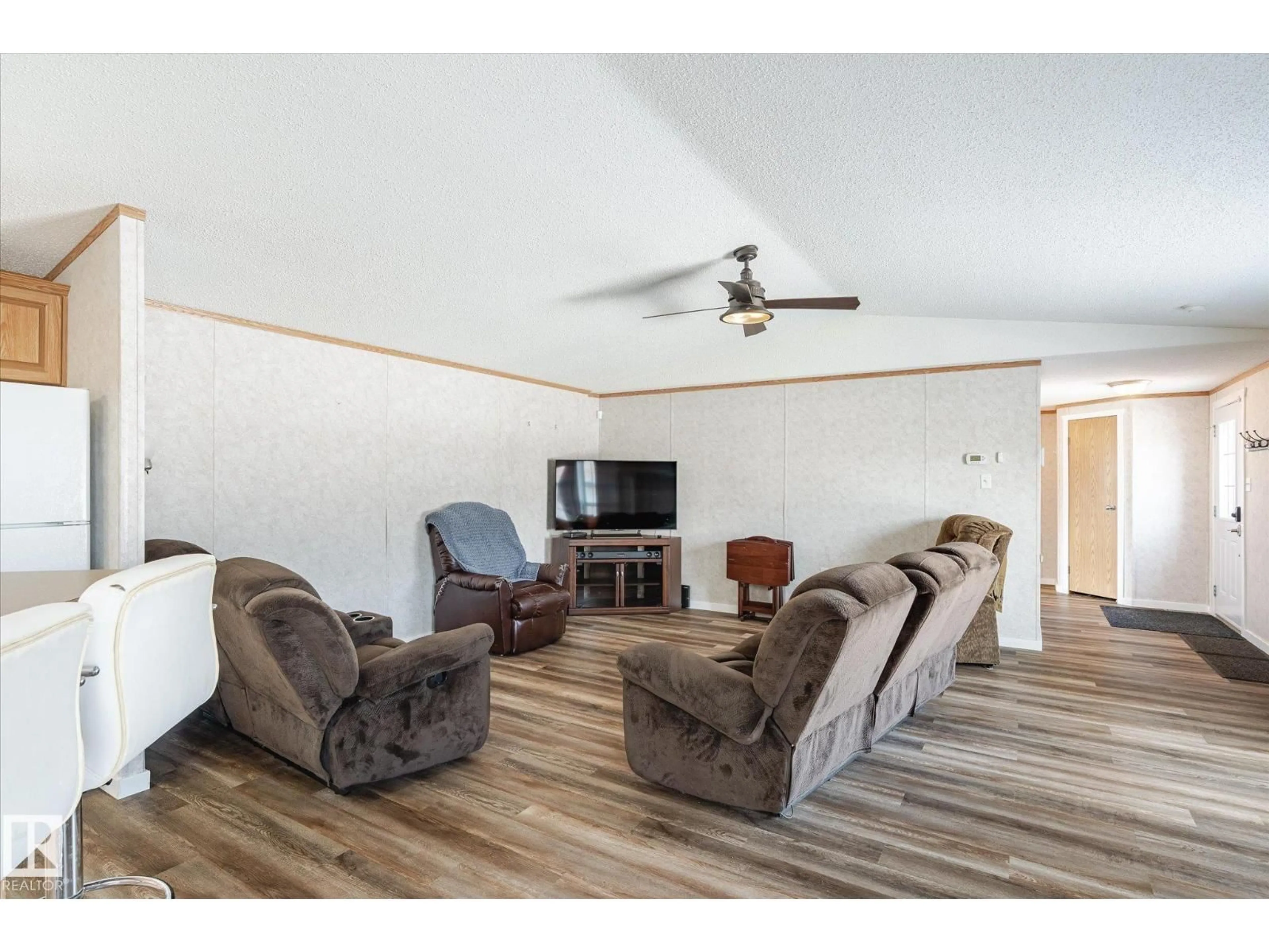 Living room with furniture, wood/laminate floor for 251 OAK WOOD DR, Edmonton Alberta T6P0A4