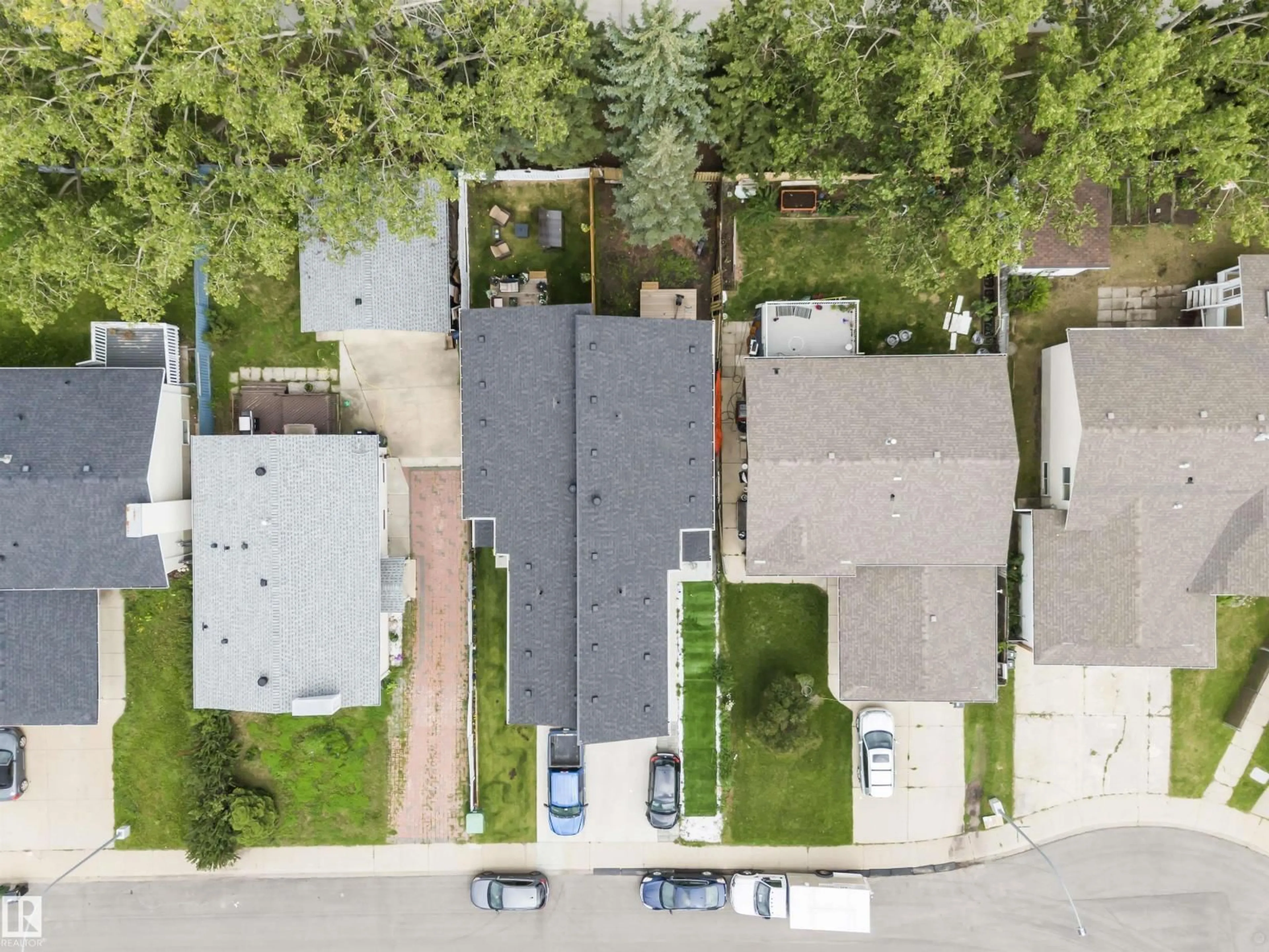 A pic from outside/outdoor area/front of a property/back of a property/a pic from drone, street for 3516 33 AVE NW, Edmonton Alberta T6L5G6