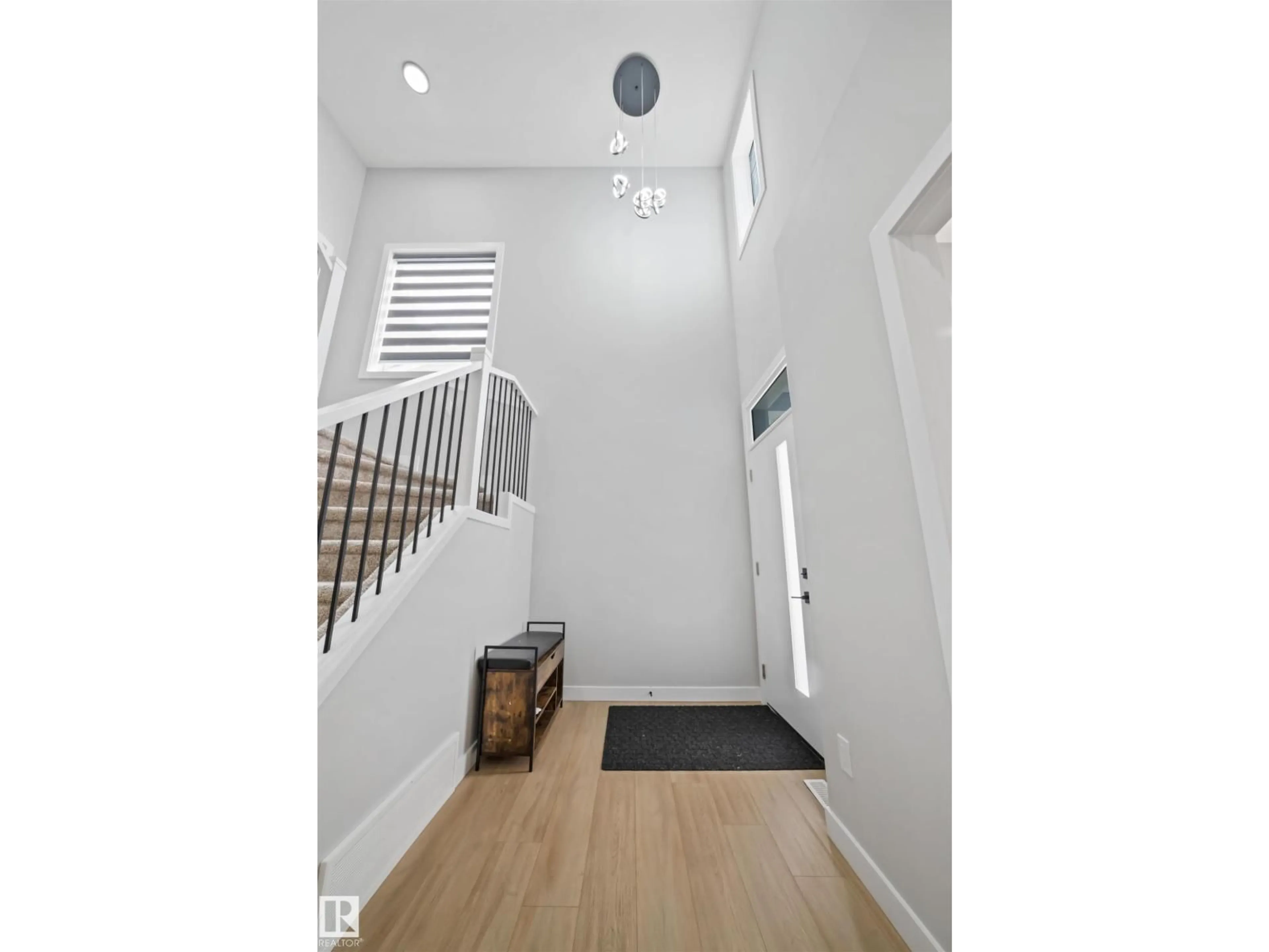 Indoor entryway for 3516 33 AVE NW, Edmonton Alberta T6L5G6