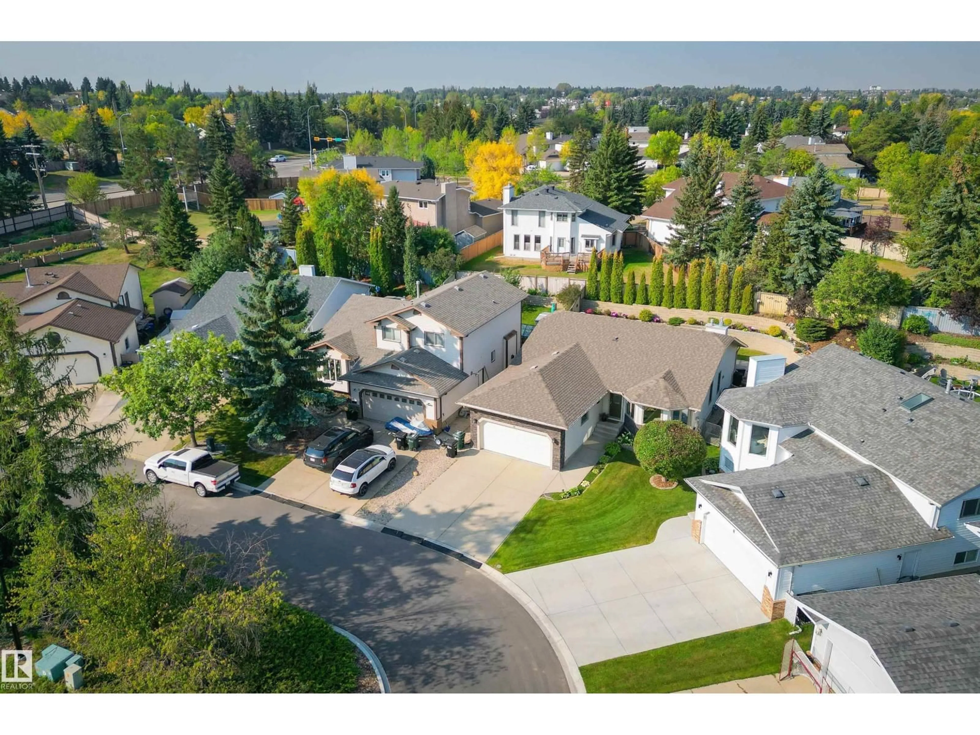 A pic from outside/outdoor area/front of a property/back of a property/a pic from drone, street for 10 BLUEBERRY CR, Sherwood Park Alberta T8H1P6