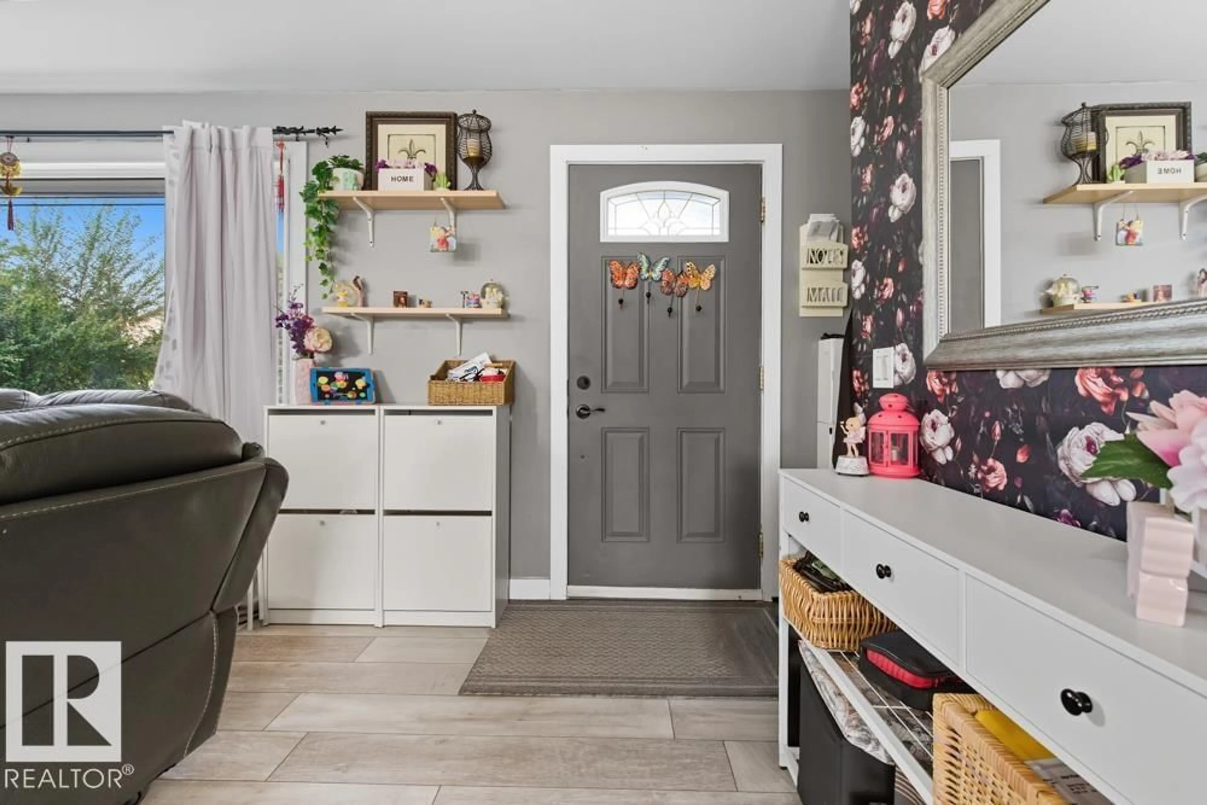 Indoor entryway for 9211 69 ST, Edmonton Alberta T6B1V8