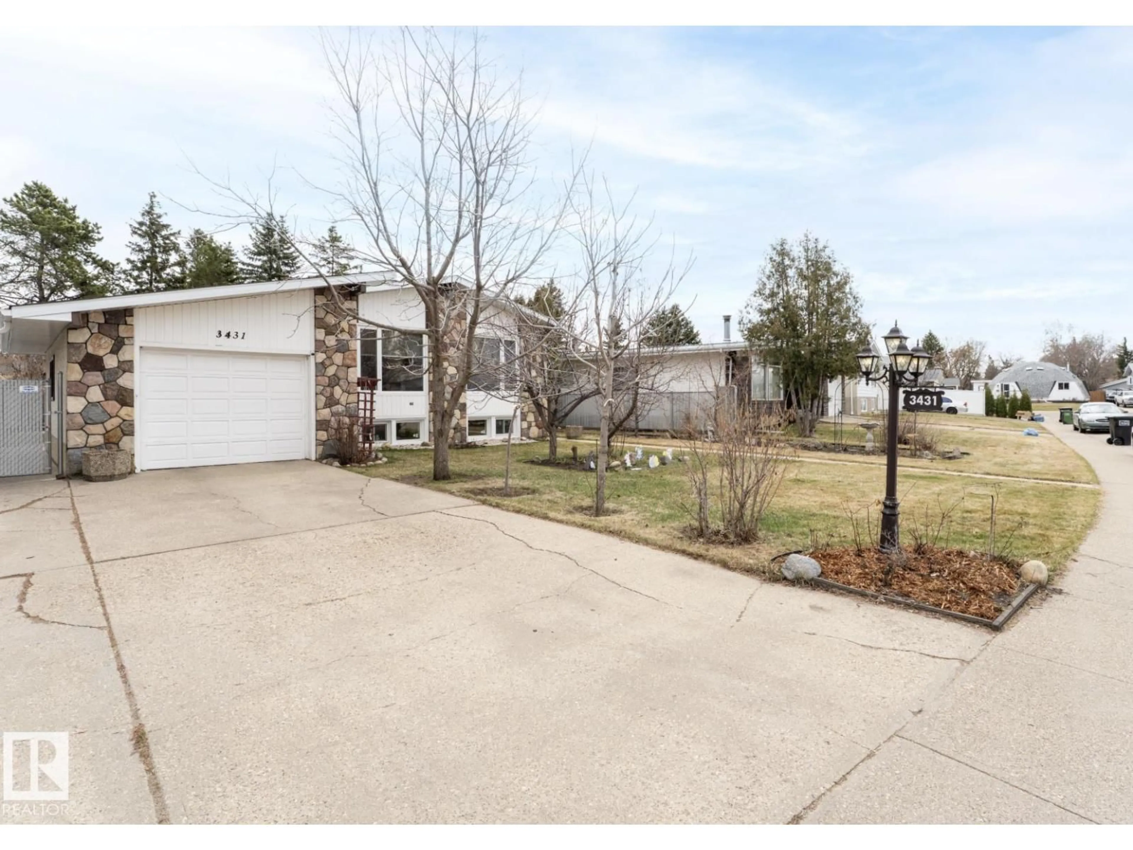 A pic from outside/outdoor area/front of a property/back of a property/a pic from drone, street for 3431 86 ST, Edmonton Alberta T6K0H5
