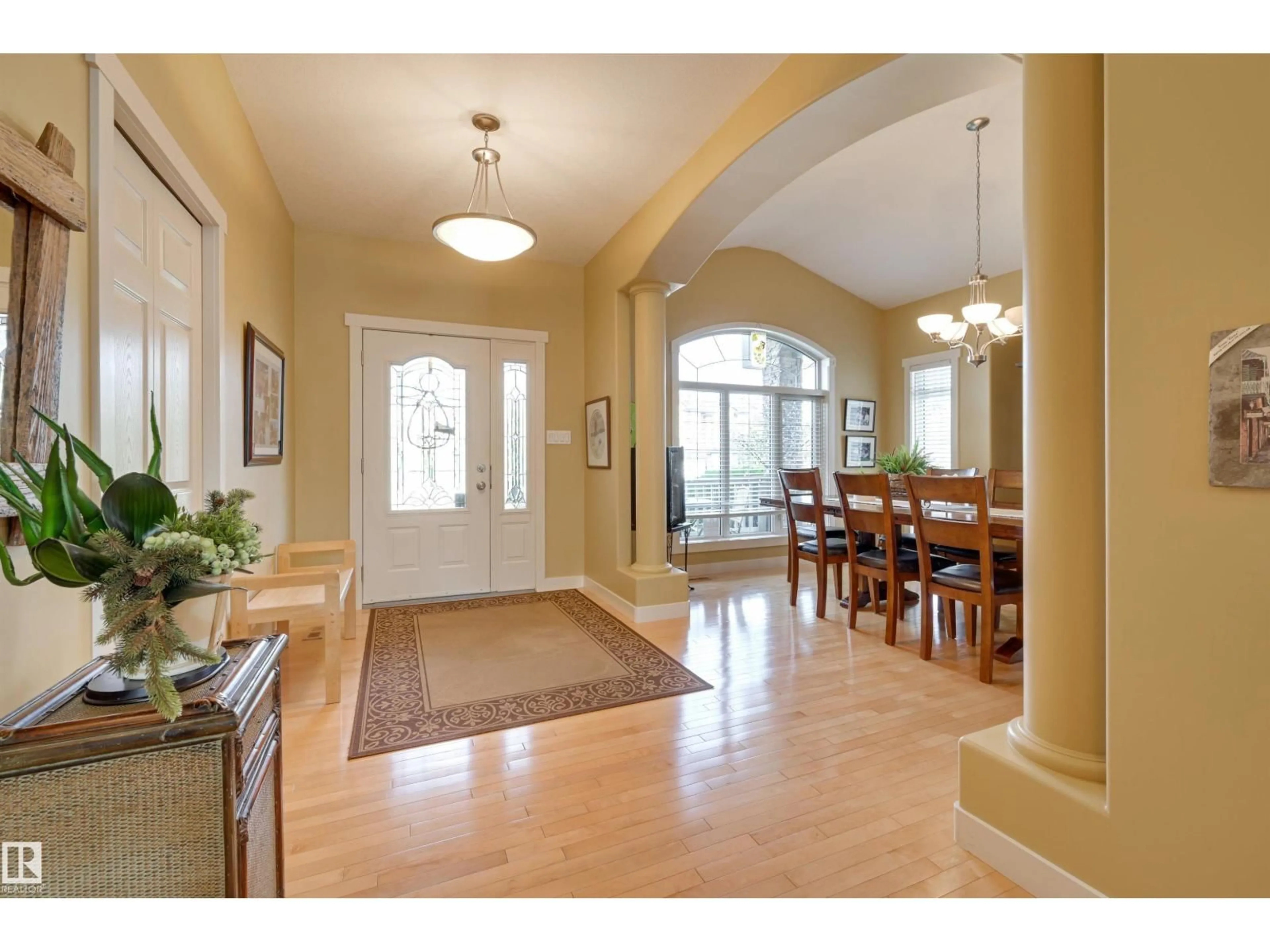 Indoor entryway for 939 HALIBURTON RD, Edmonton Alberta T6R2Z6
