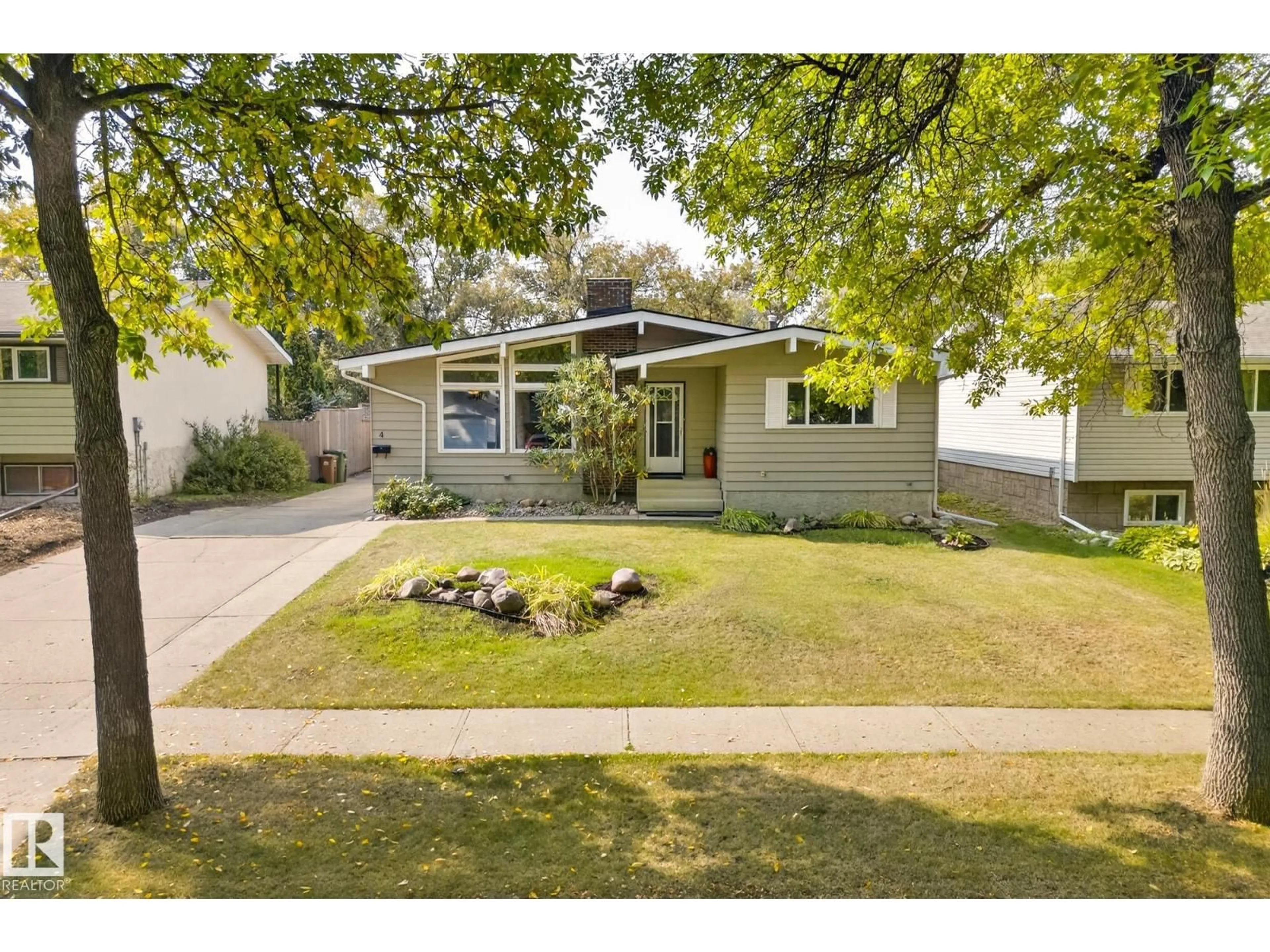 Home with vinyl exterior material, street for 4 FINCH CR, St. Albert Alberta T8N1Y6