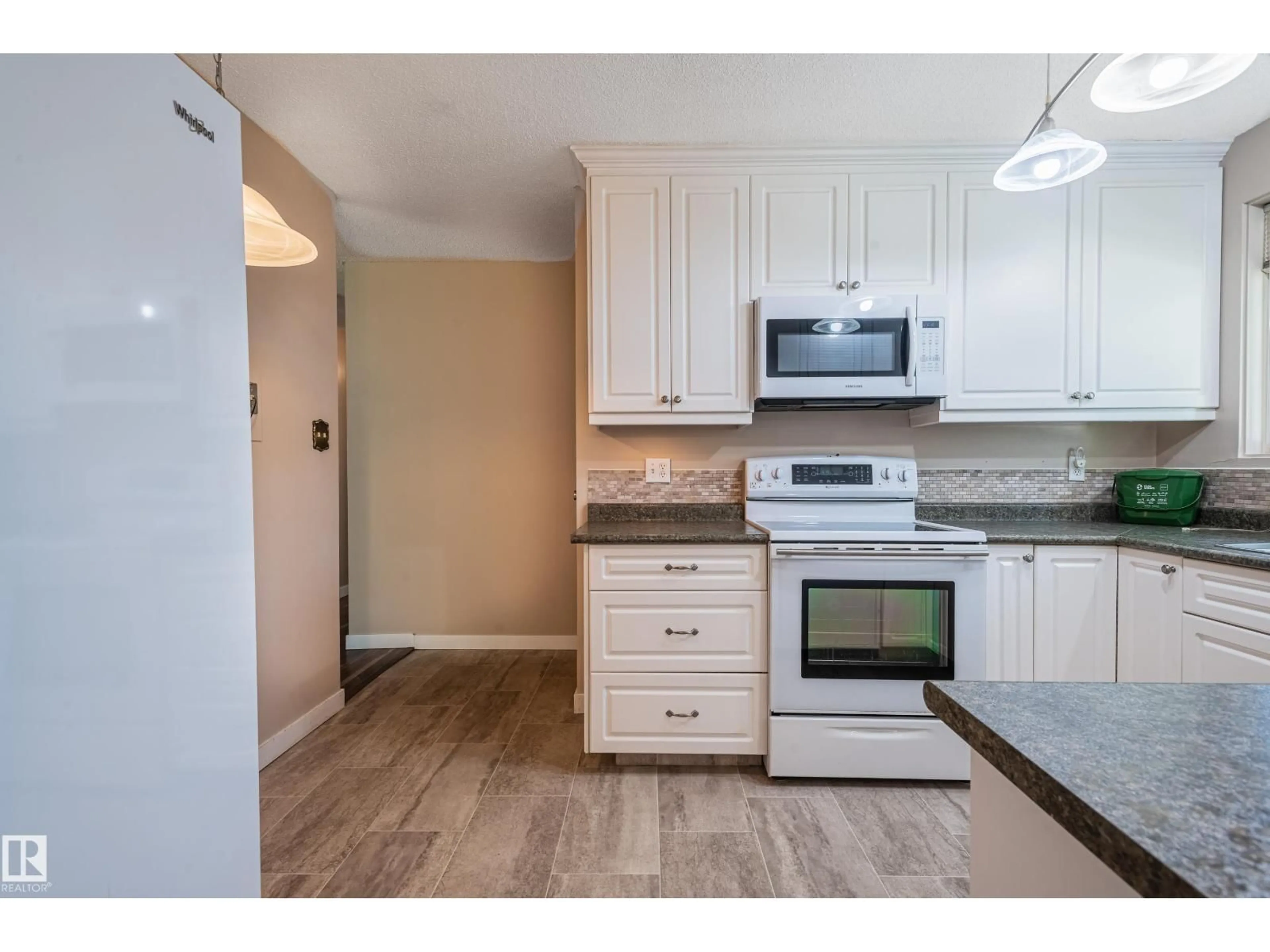 Standard kitchen, wood/laminate floor for NW - 4212 122 ST, Edmonton Alberta T6J1Z4