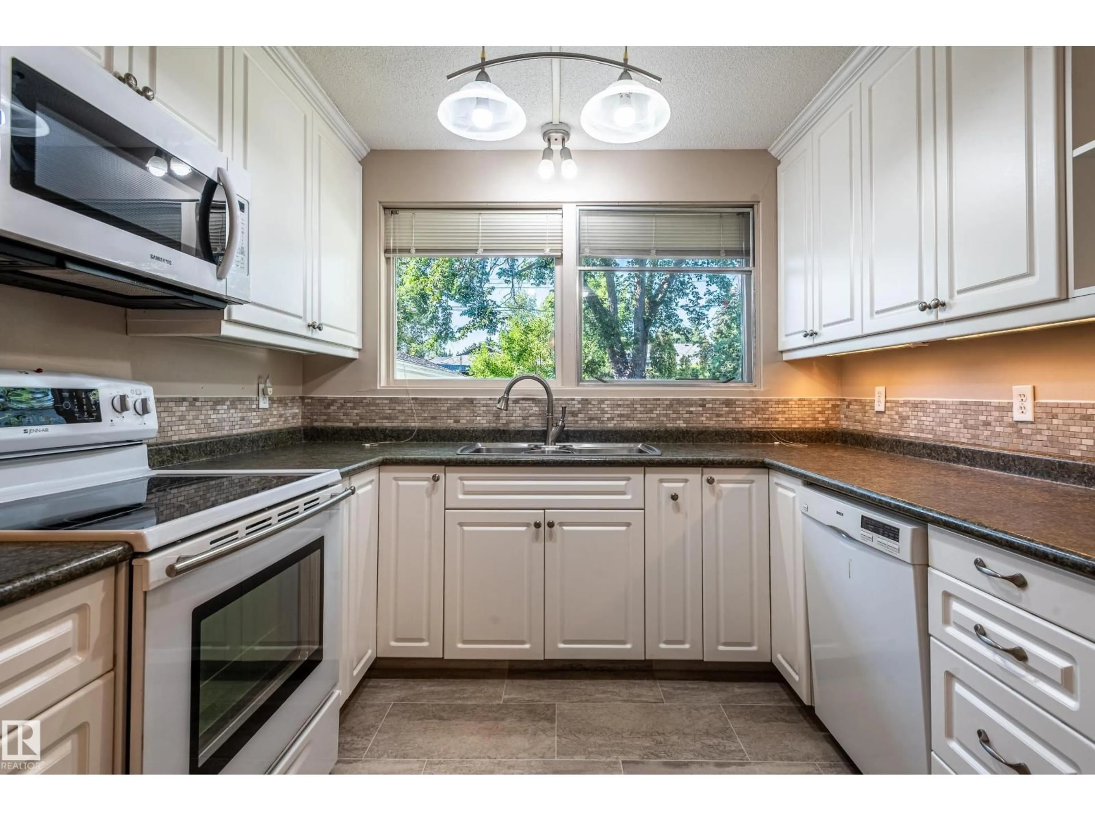 Standard kitchen, unknown for NW - 4212 122 ST, Edmonton Alberta T6J1Z4