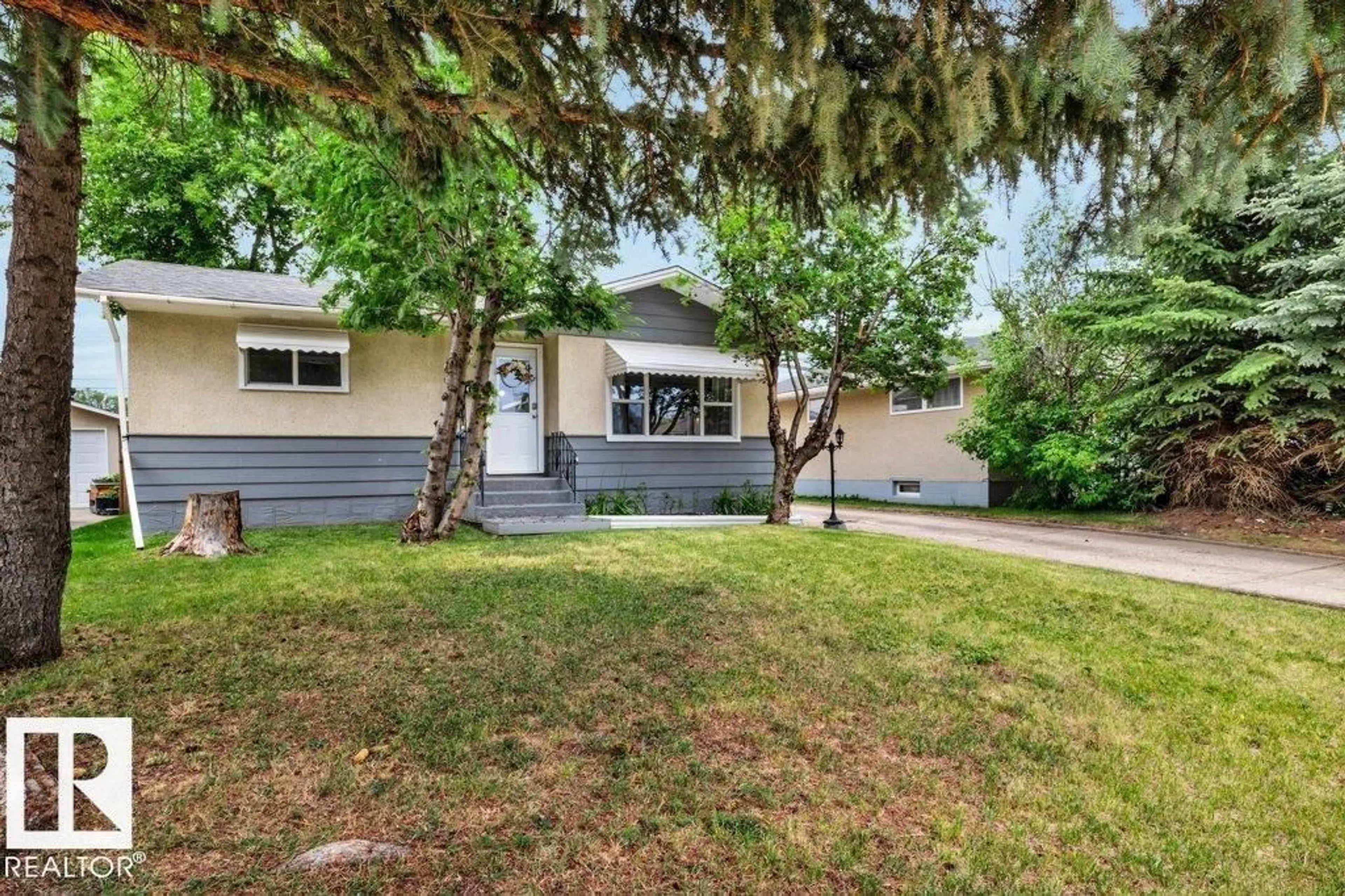 Home with vinyl exterior material, street for 4017 52, Wetaskiwin Alberta T9A1N1