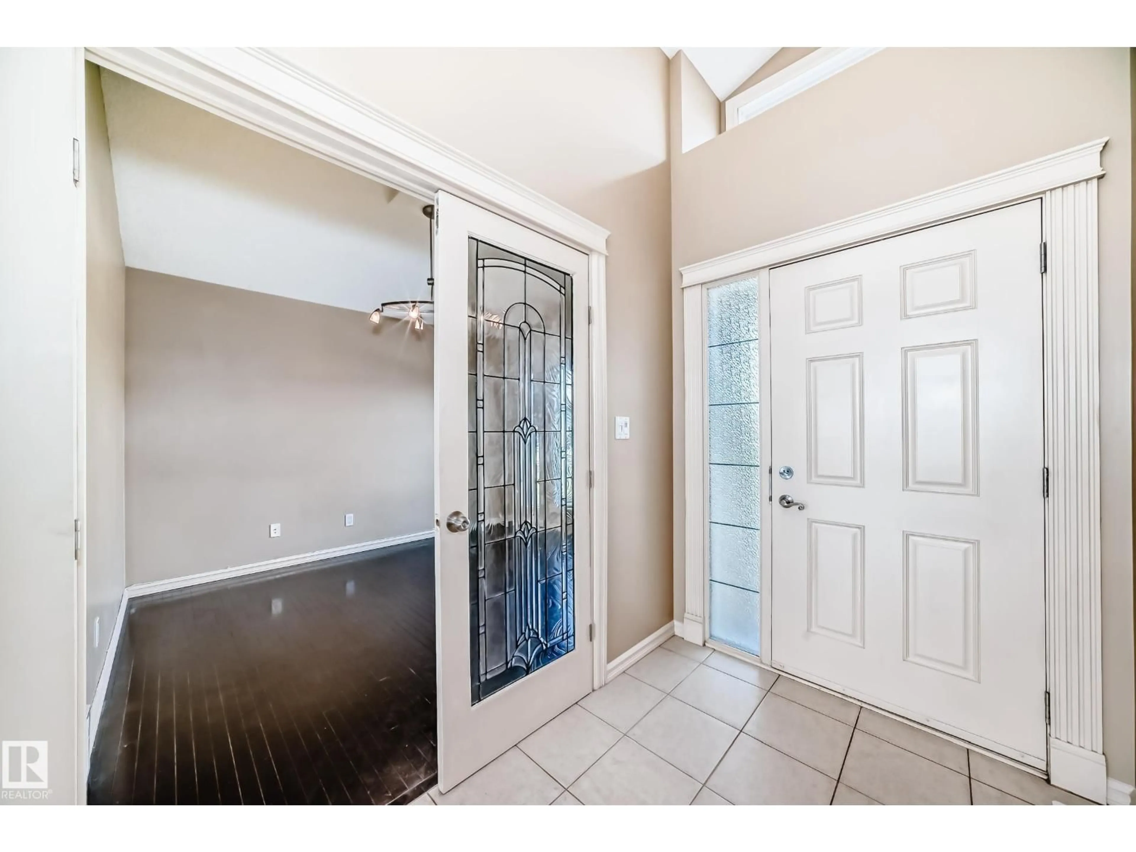 Indoor entryway for 918 CHAHLEY CR, Edmonton Alberta T6M0E2