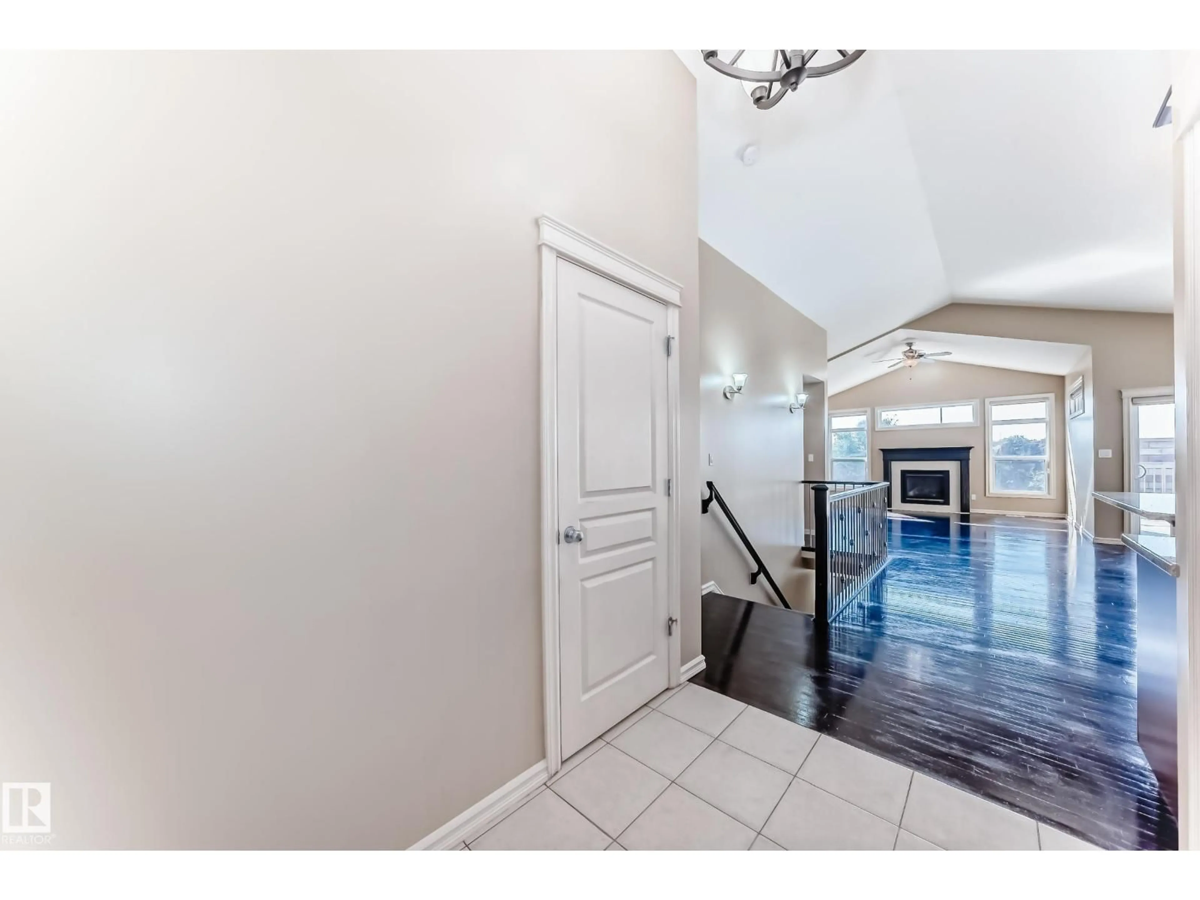 Indoor entryway for 918 CHAHLEY CR, Edmonton Alberta T6M0E2