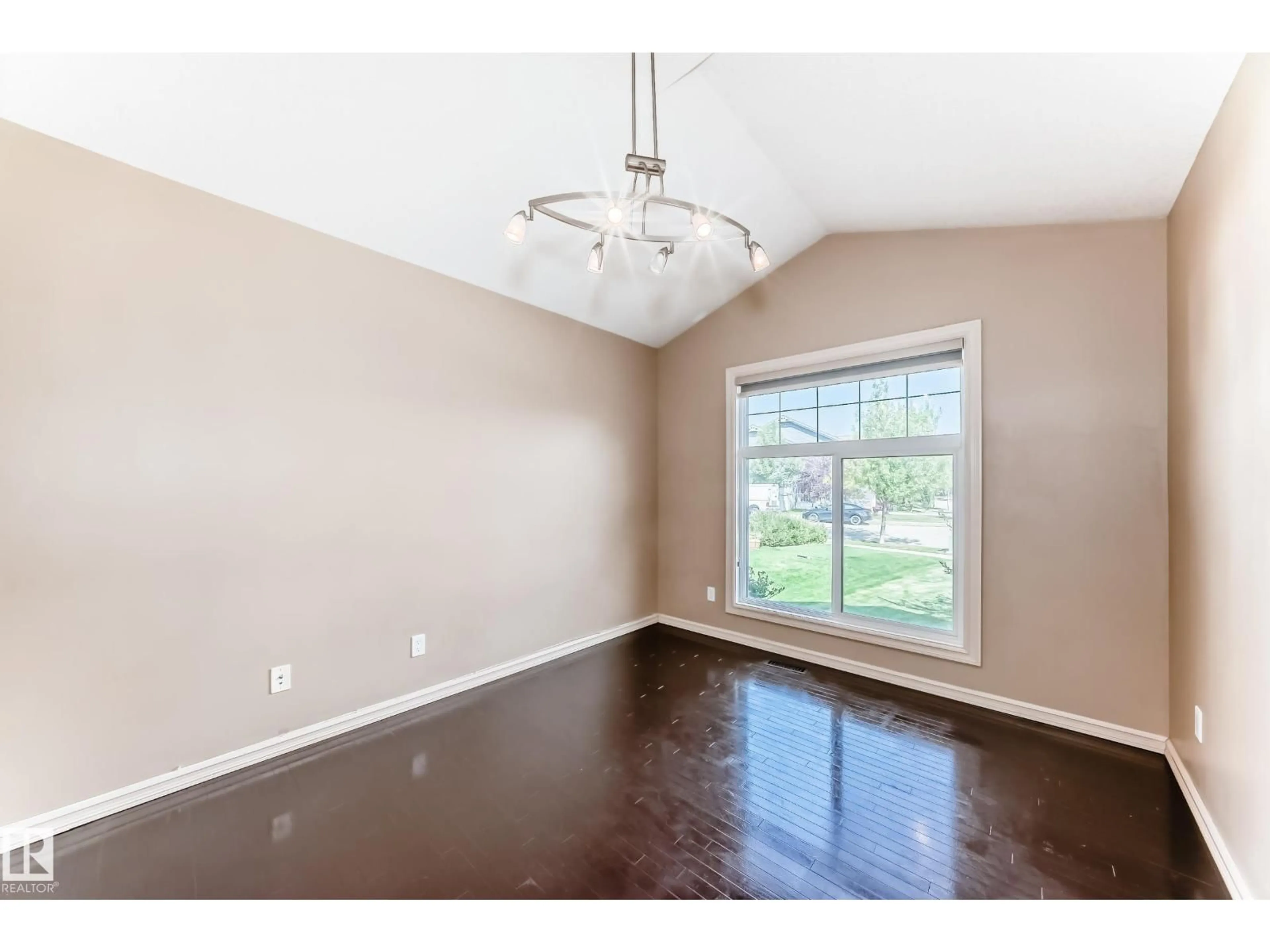 A pic of a room for 918 CHAHLEY CR, Edmonton Alberta T6M0E2