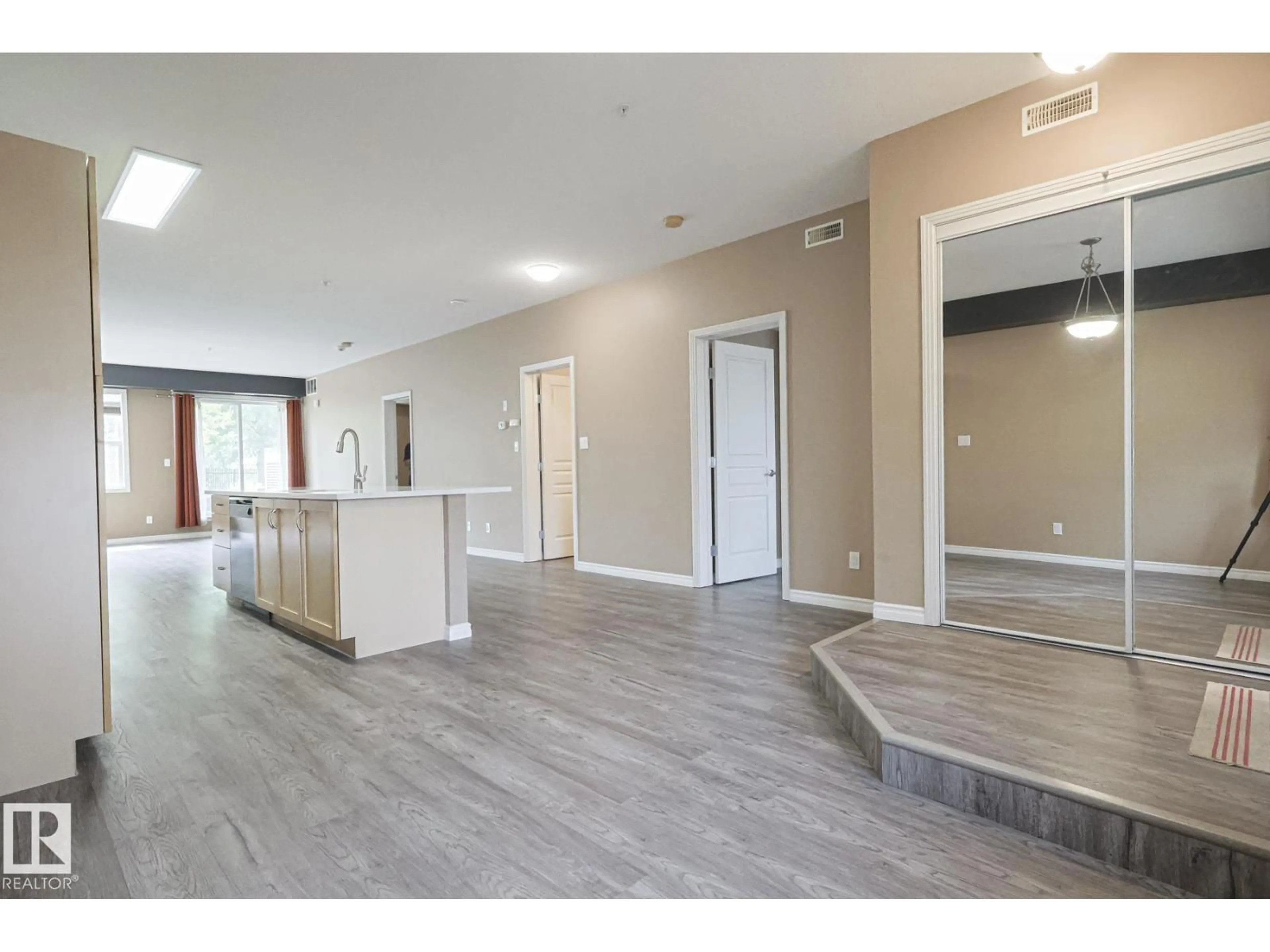 Indoor foyer for #113 - 9507 101 AV, Edmonton Alberta T5H4R1