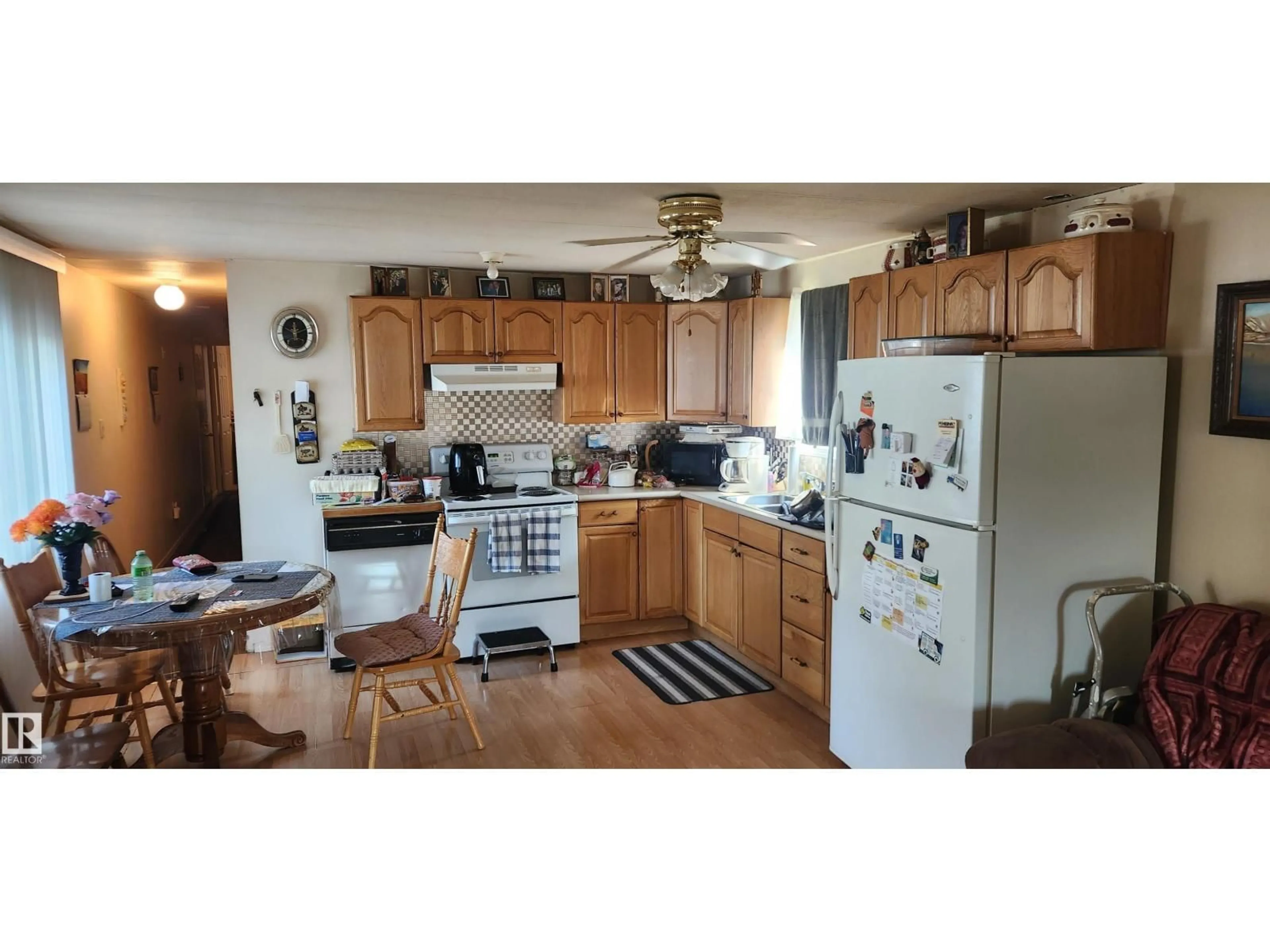 Standard kitchen, wood/laminate floor for 5002 50 AV, Dapp Alberta T0G0S0