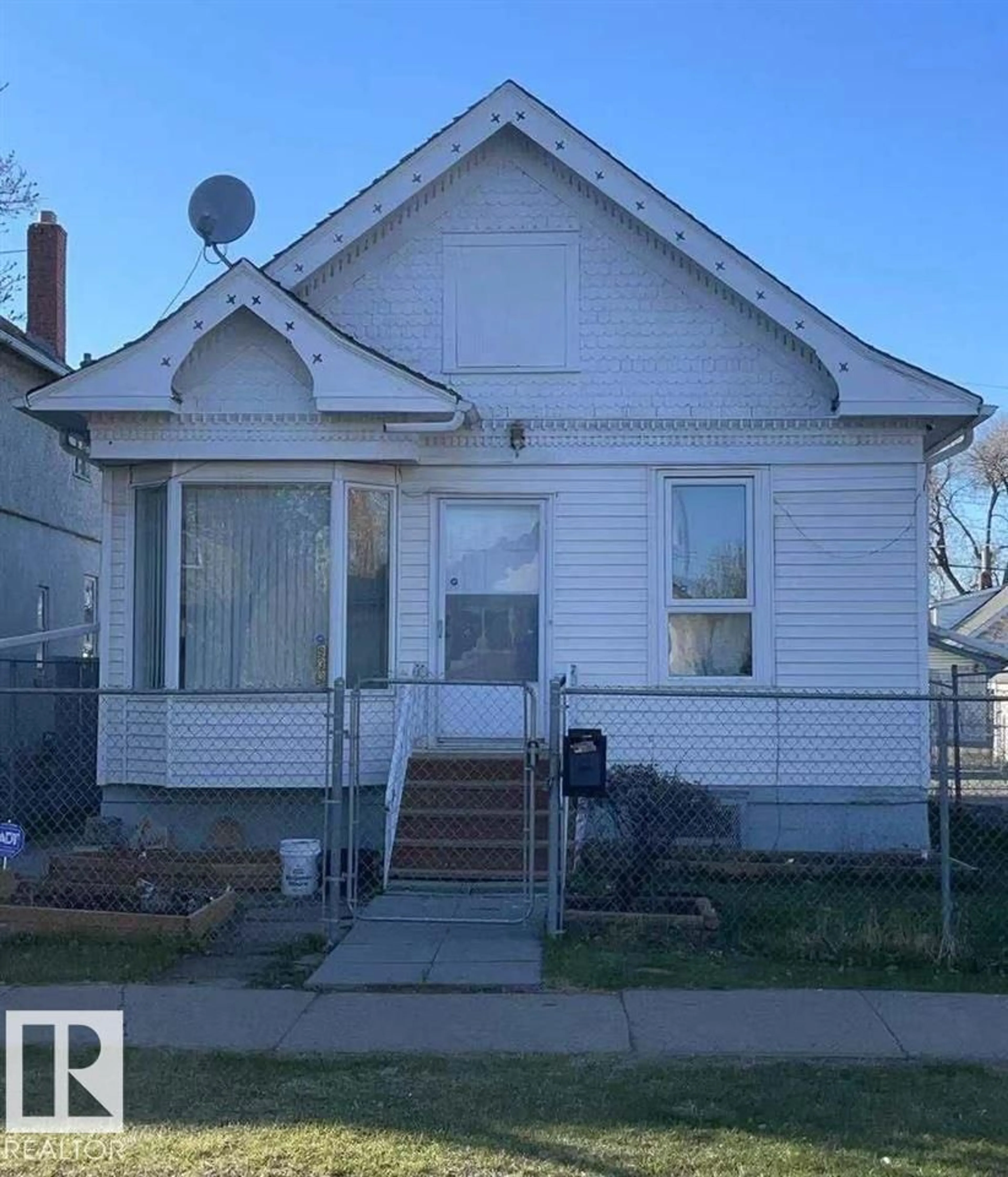 Home with vinyl exterior material, street for 9332 106A AV, Edmonton Alberta T5H0S7