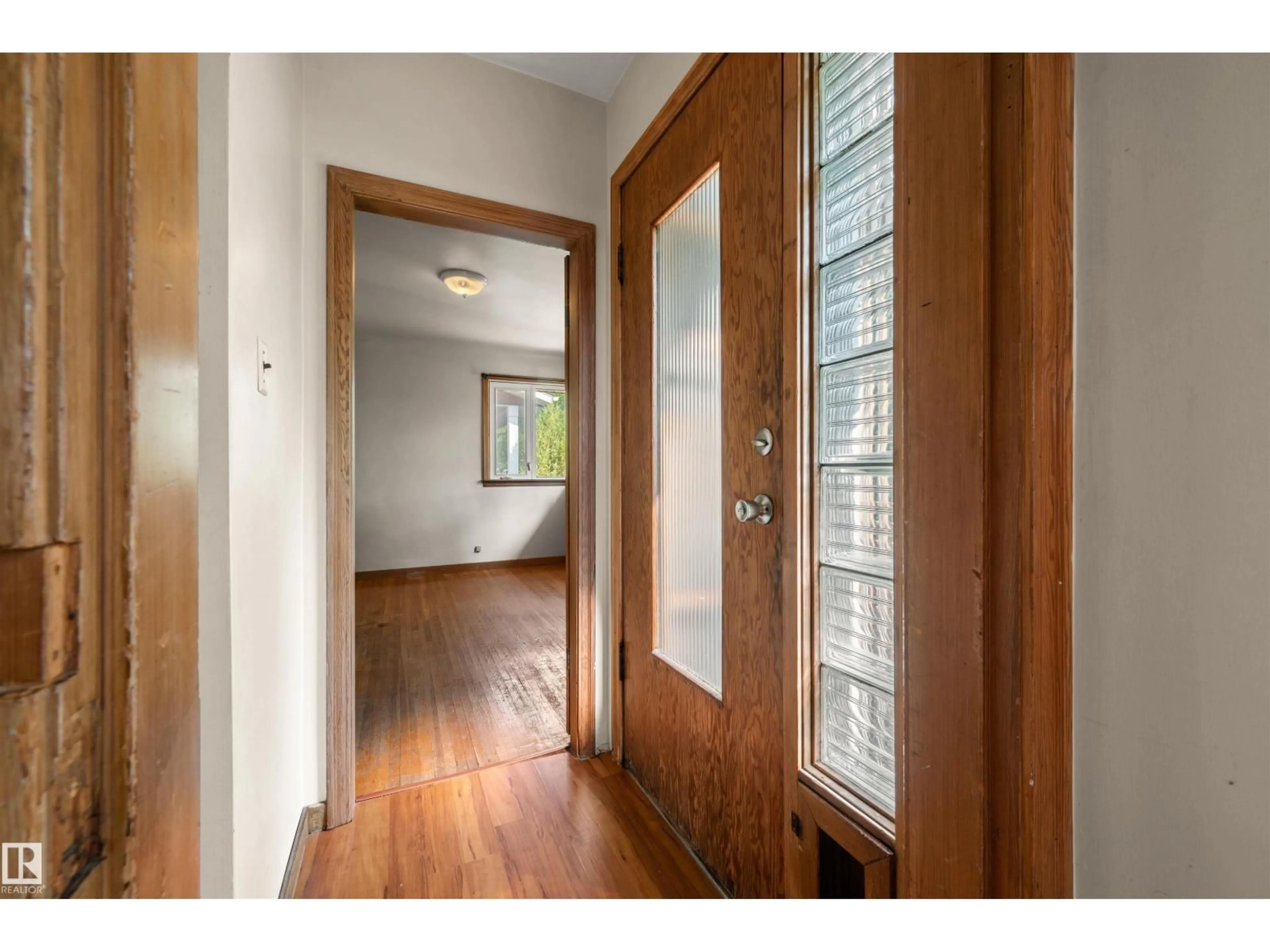 Indoor entryway for NW - 8830 89 ST, Edmonton Alberta T6C3L4