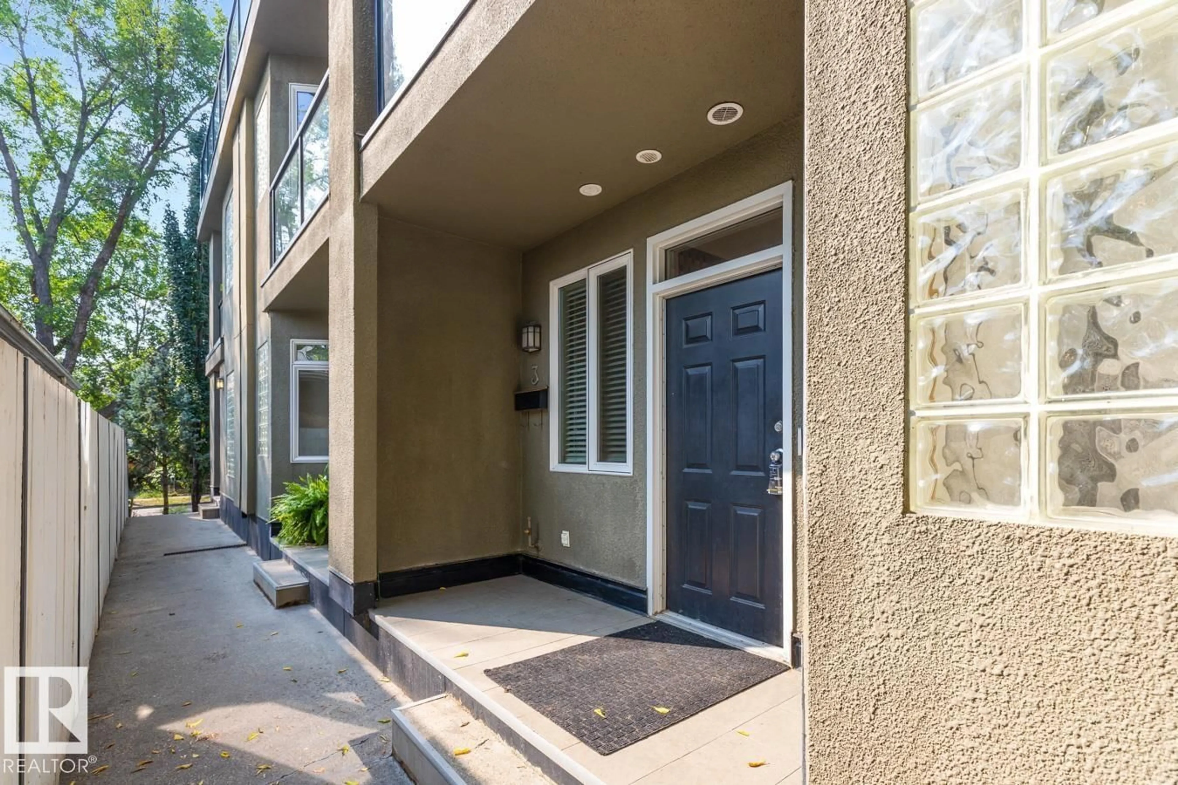 Indoor entryway for #3 - 9856 83 AV, Edmonton Alberta T6E0B5