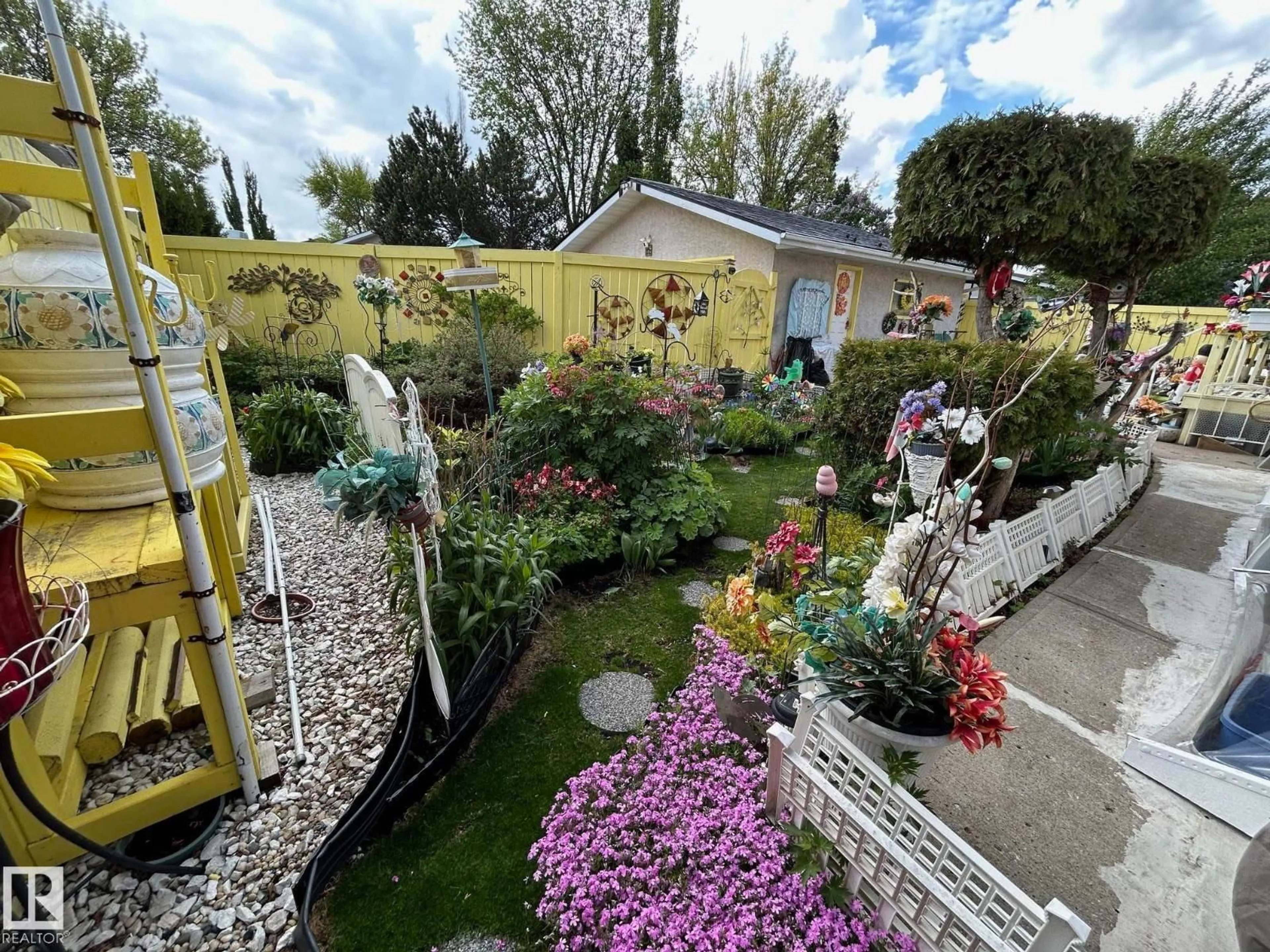 A pic from outside/outdoor area/front of a property/back of a property/a pic from drone, street for 11539 40 AV, Edmonton Alberta T6J0R7