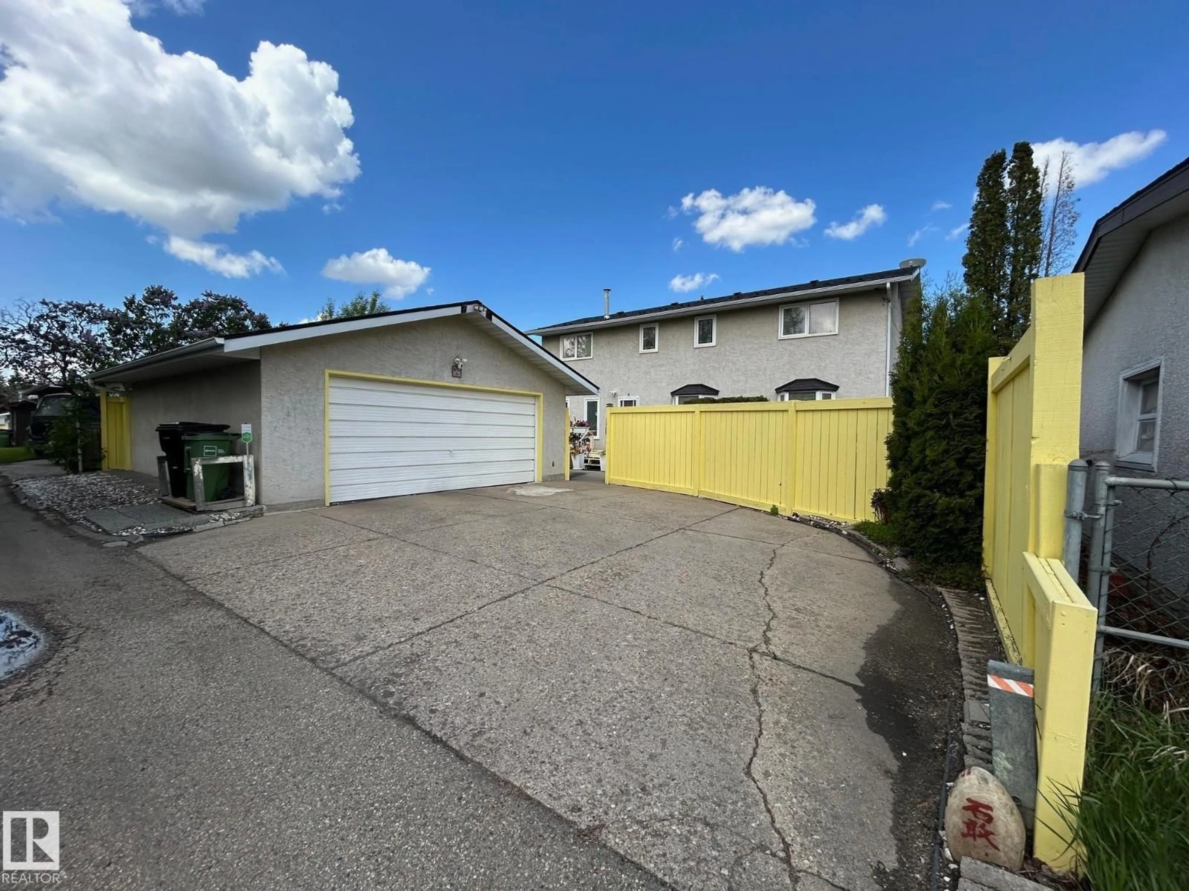 A pic from outside/outdoor area/front of a property/back of a property/a pic from drone, street for 11539 40 AV, Edmonton Alberta T6J0R7