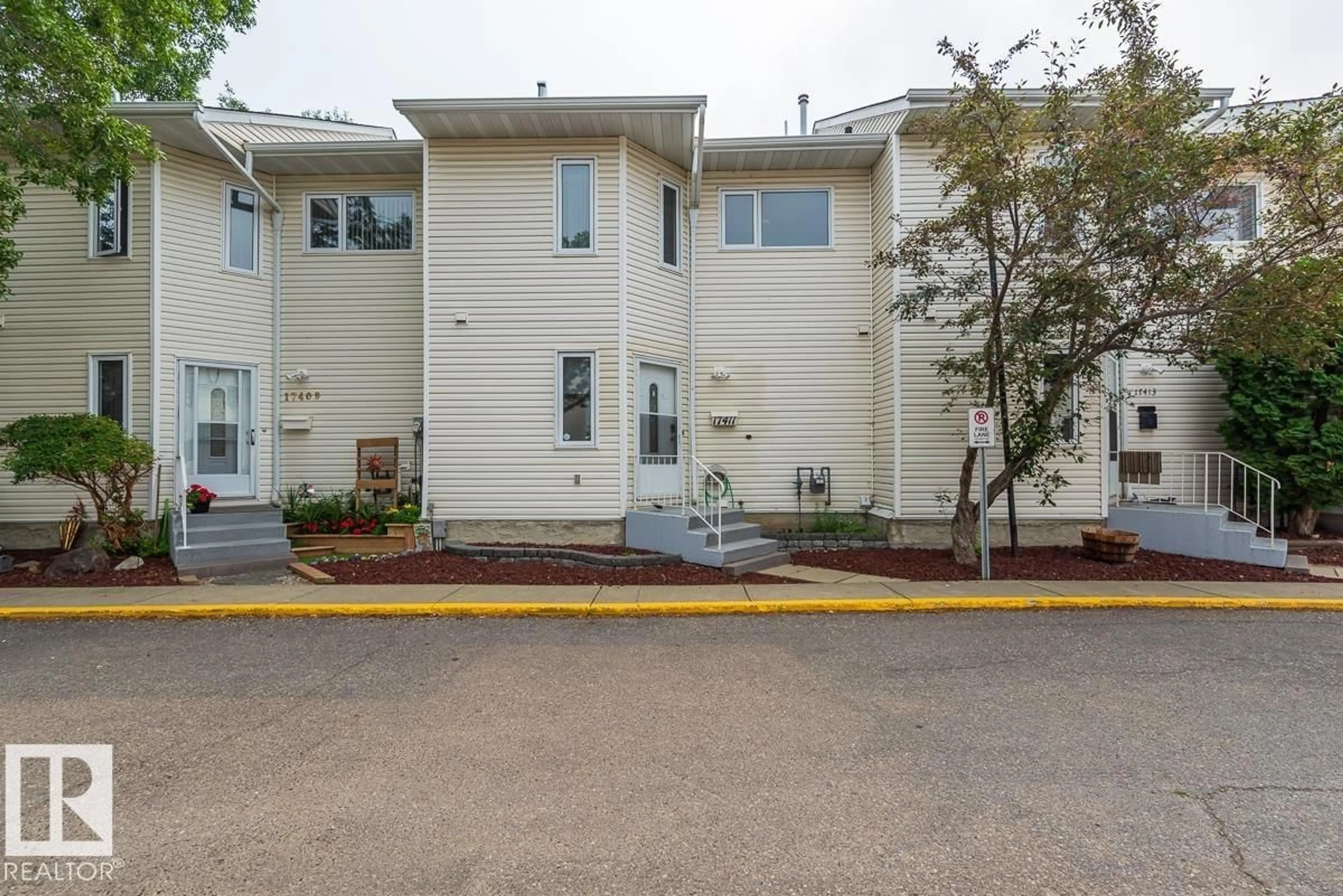 Patio, street for 17411 92 AV, Edmonton Alberta T5T3W6