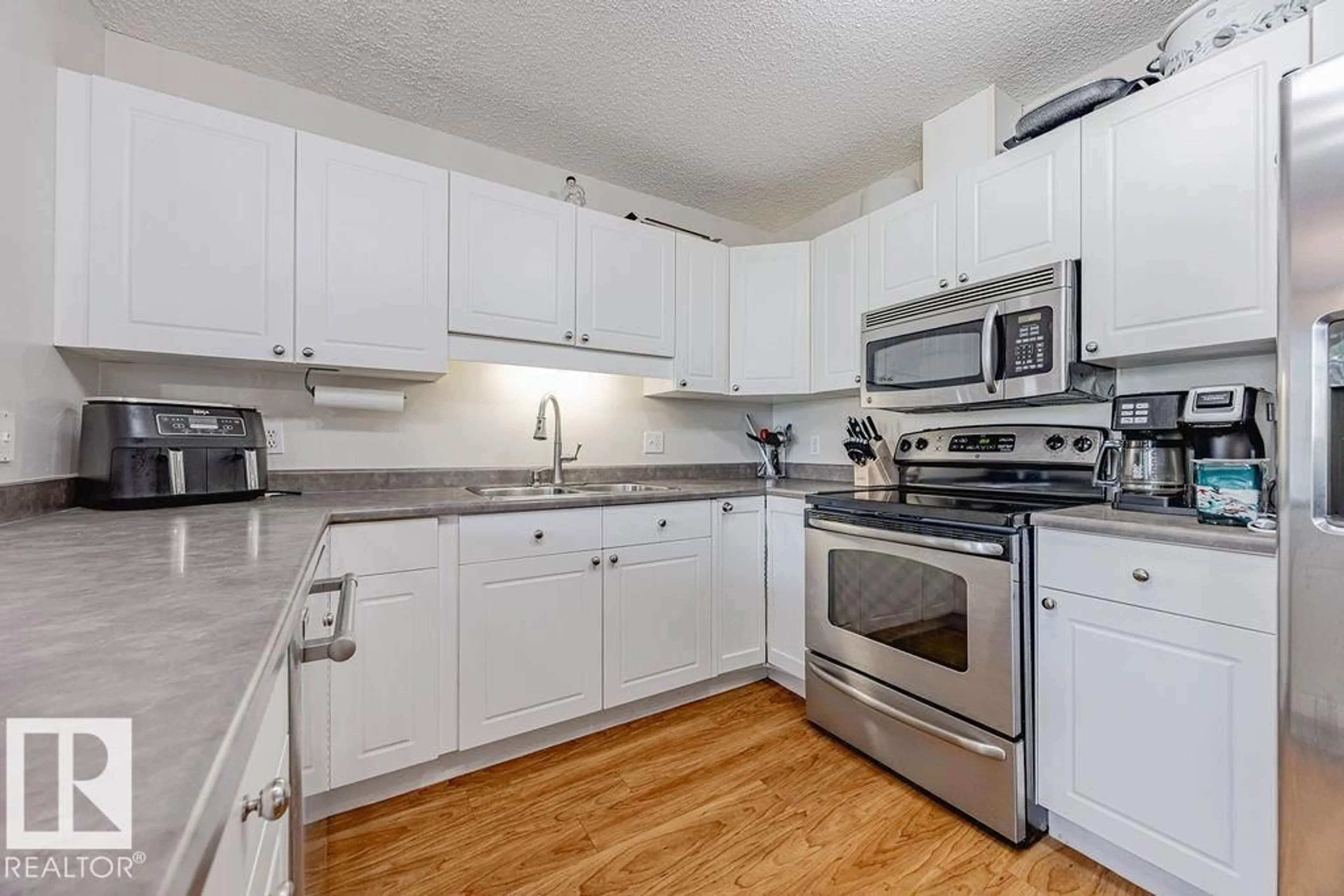 Standard kitchen, unknown for #7 - 2004 GRANTHAM CO, Edmonton Alberta T5T3X4