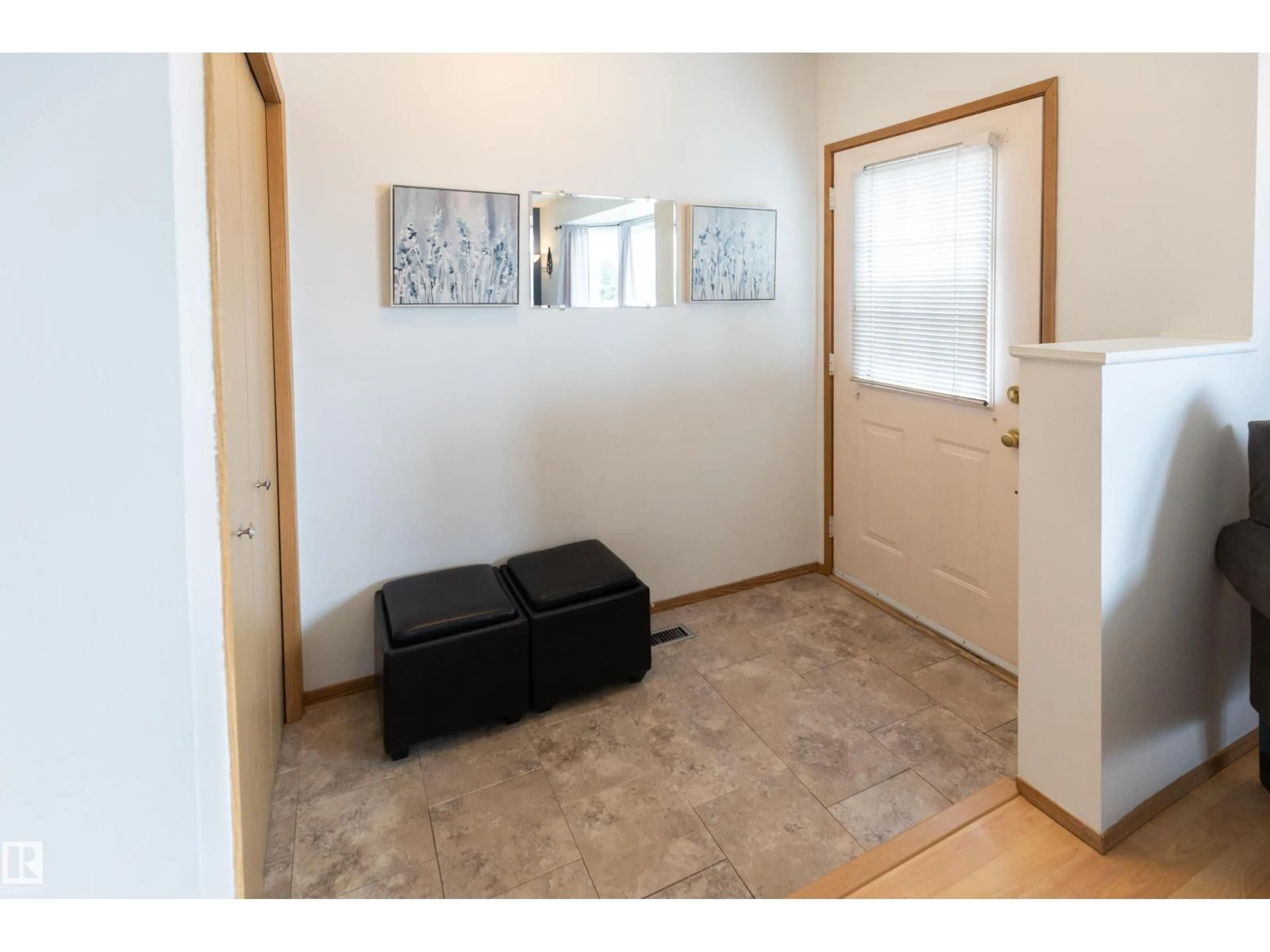 Indoor entryway for 224 KIRKWOOD AV, Edmonton Alberta T6L5A8
