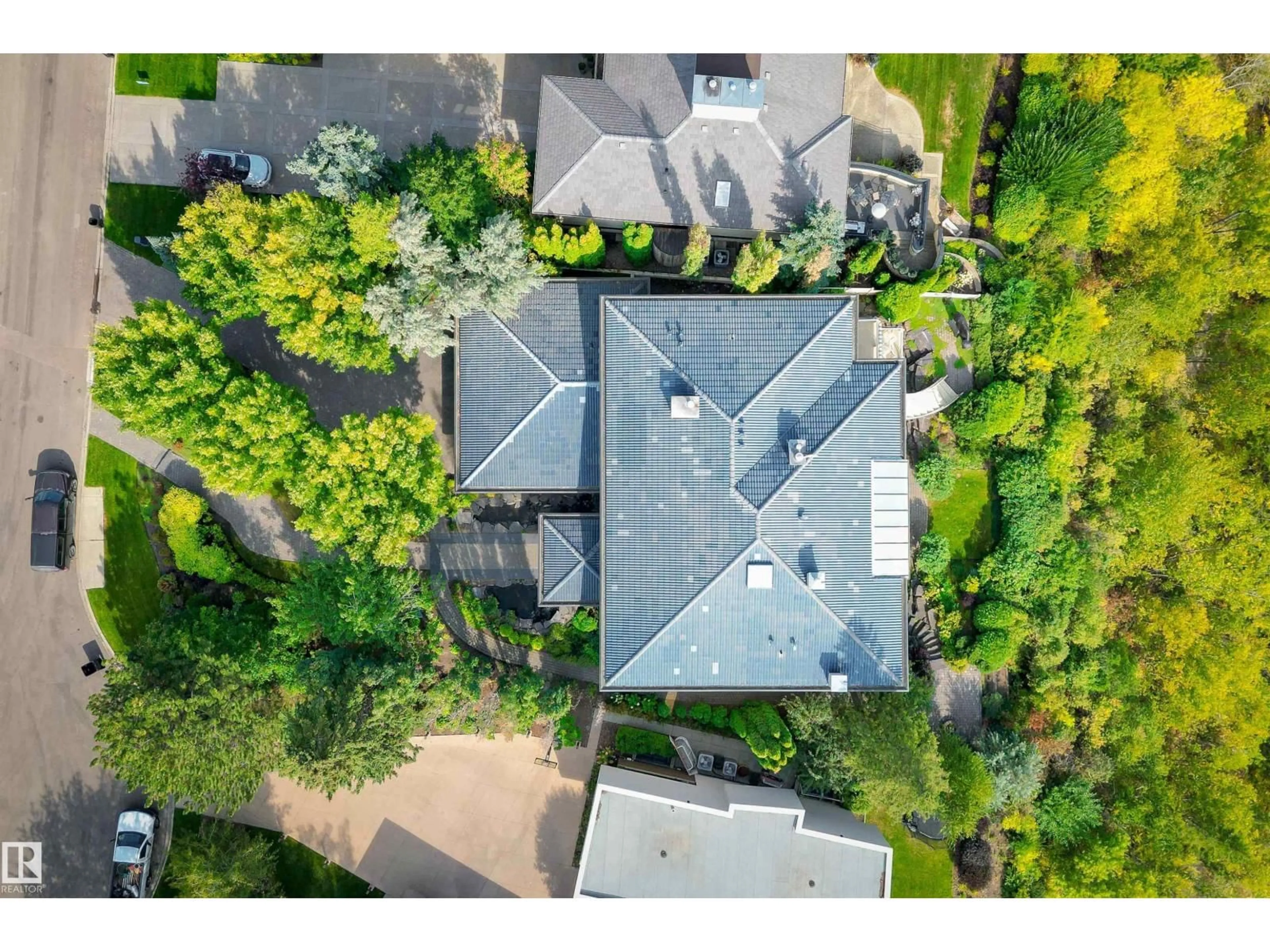 A pic from outside/outdoor area/front of a property/back of a property/a pic from drone, street for 28 RIVERSIDE CR, Edmonton Alberta T5N3M5