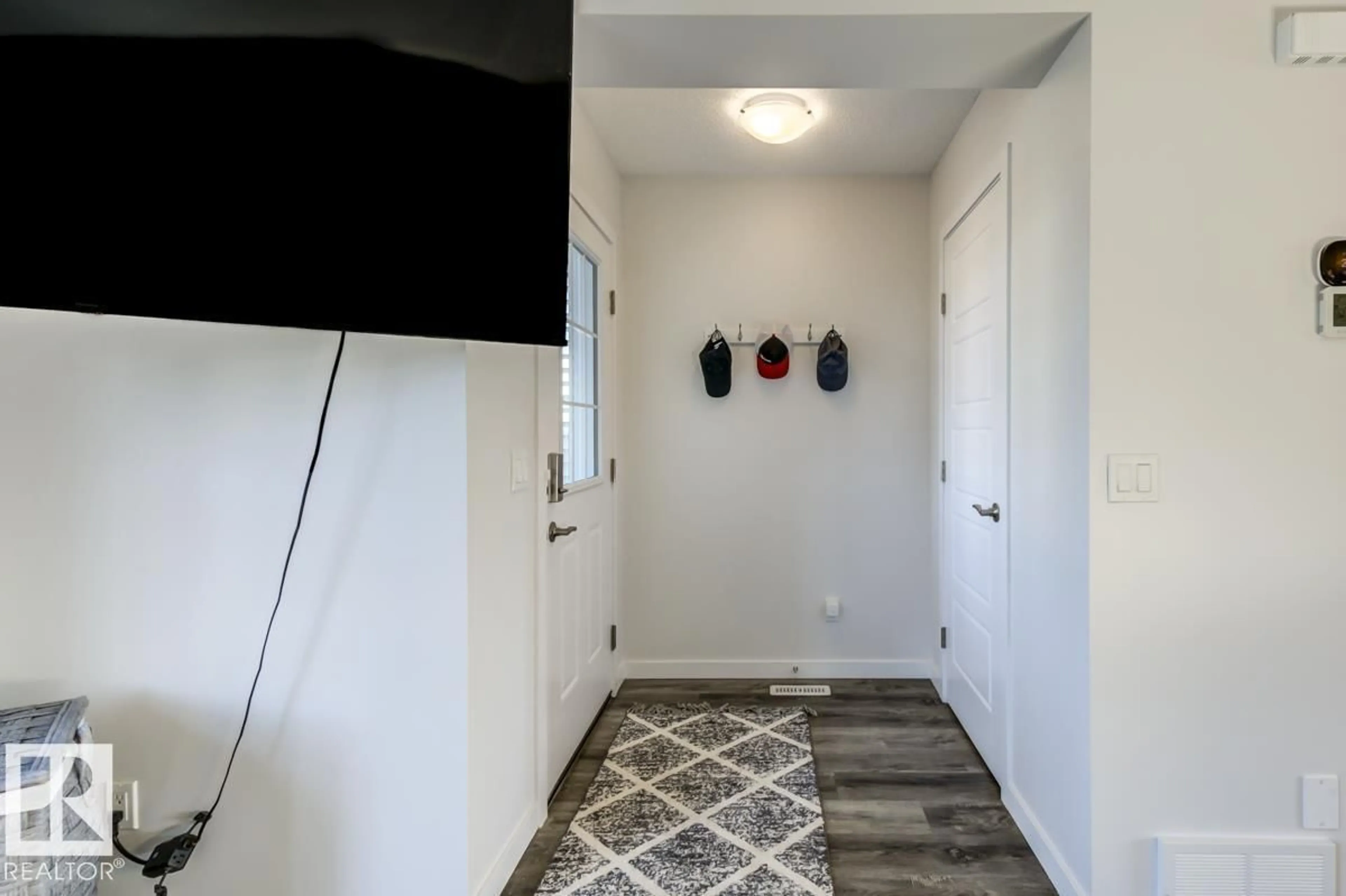 Indoor entryway for NW - 21007 130 AV, Edmonton Alberta T5S0L4