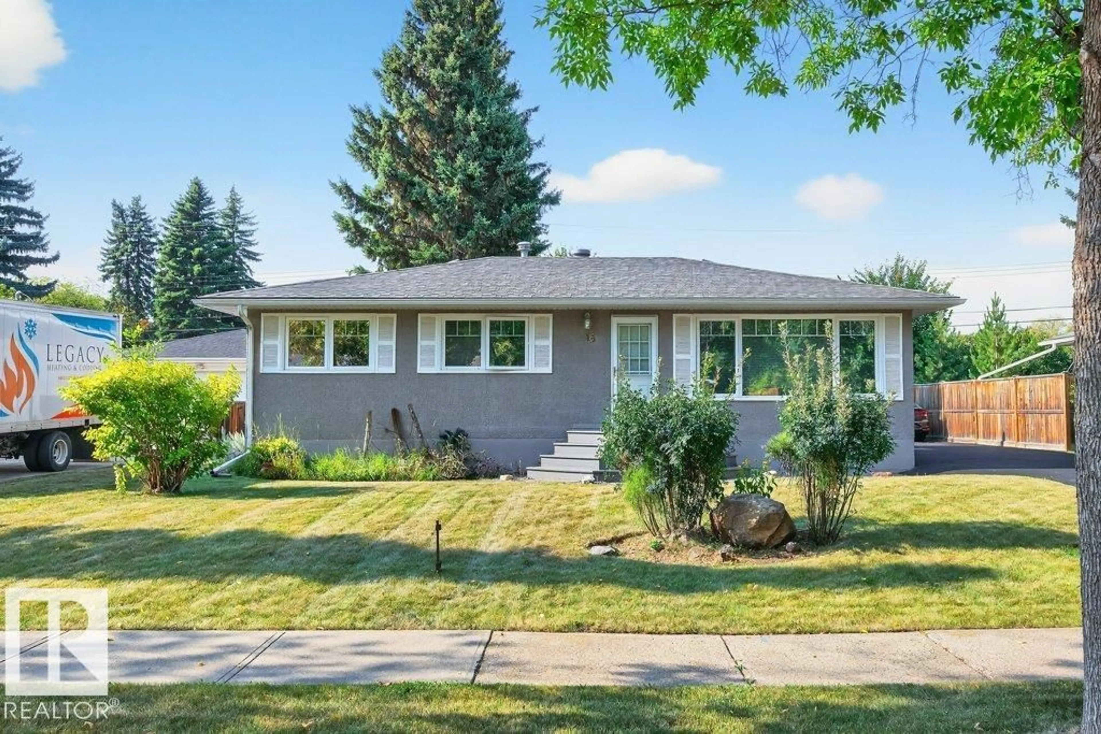 Home with vinyl exterior material, street for 15 SUNNYSIDE CR, St. Albert Alberta T8N0J4