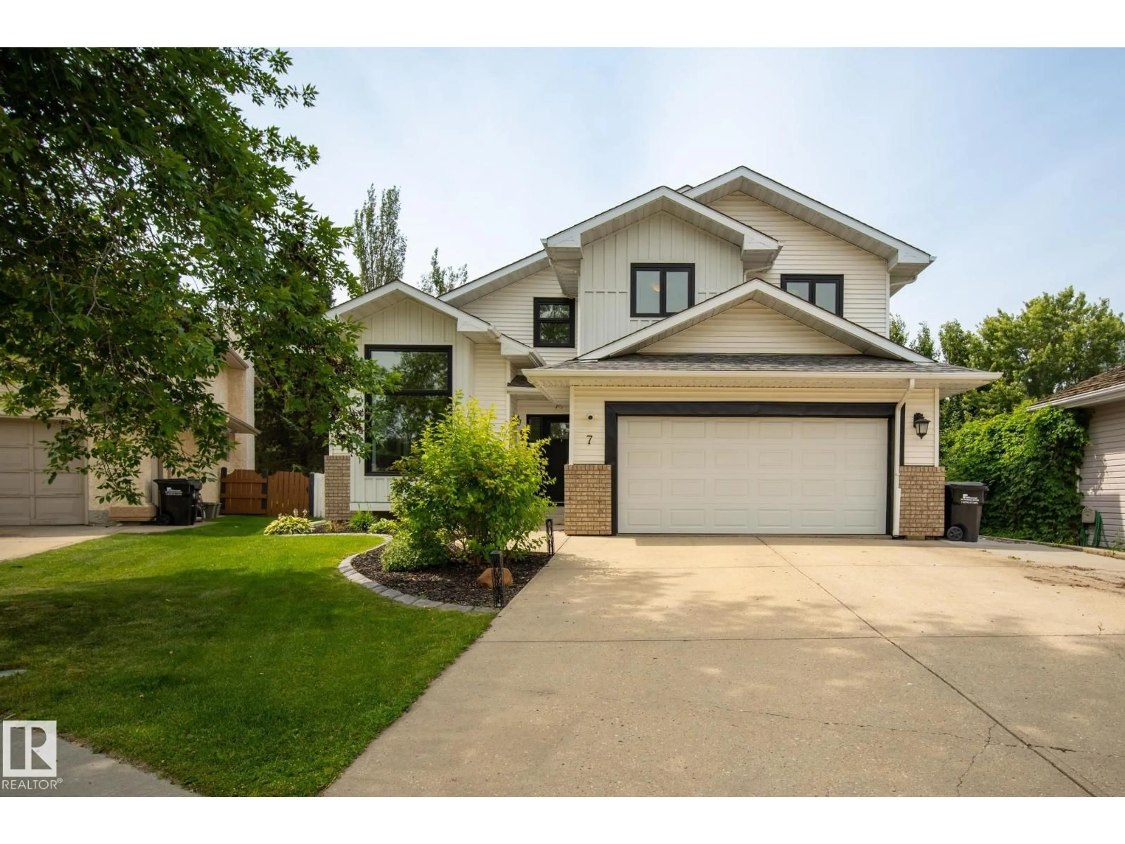 Home with vinyl exterior material, street for 7 CHARLTON RD, Sherwood Park Alberta T8H1P9