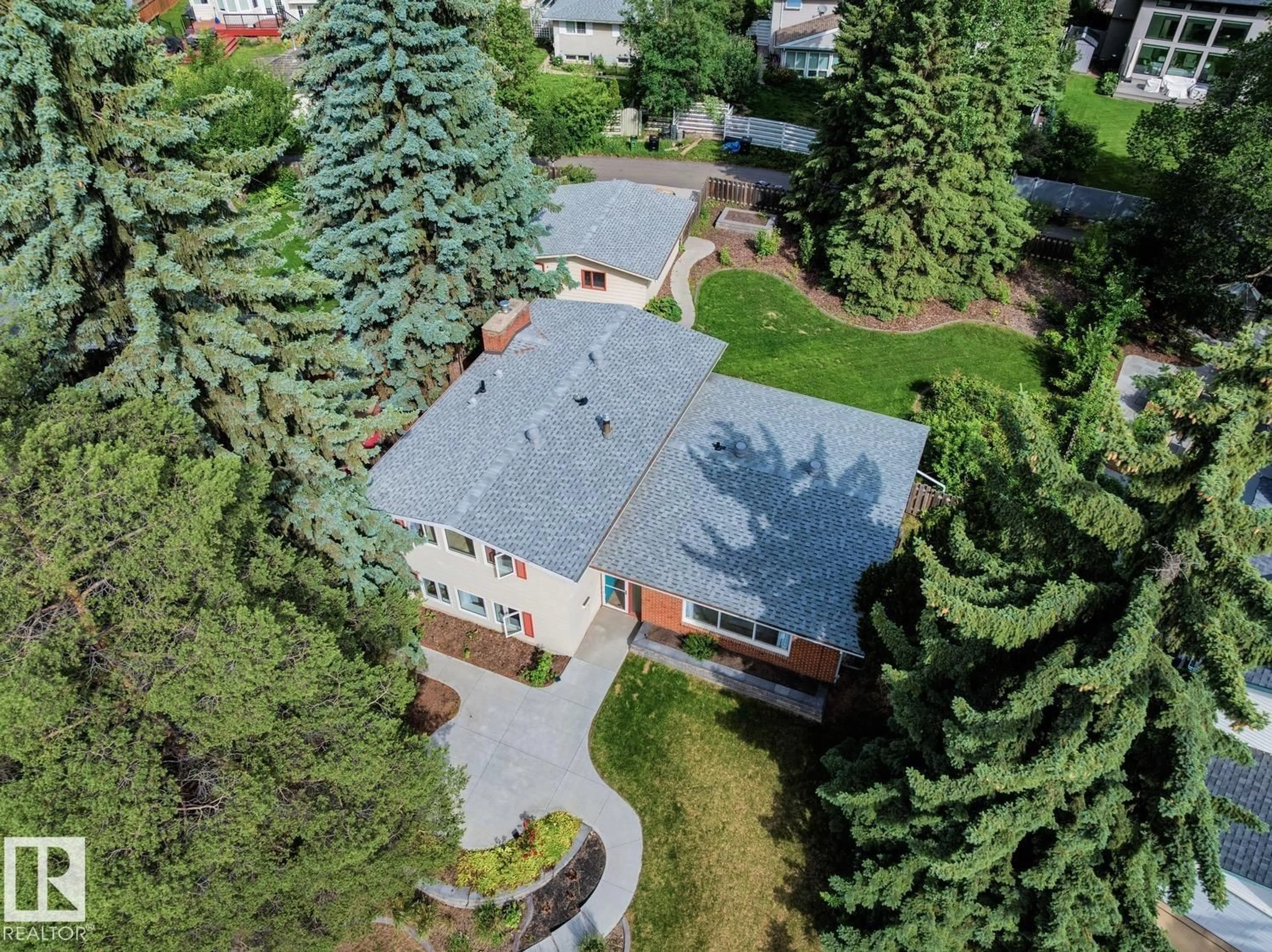 A pic from outside/outdoor area/front of a property/back of a property/a pic from drone, street for 6628 124 ST, Edmonton Alberta T6H3V3