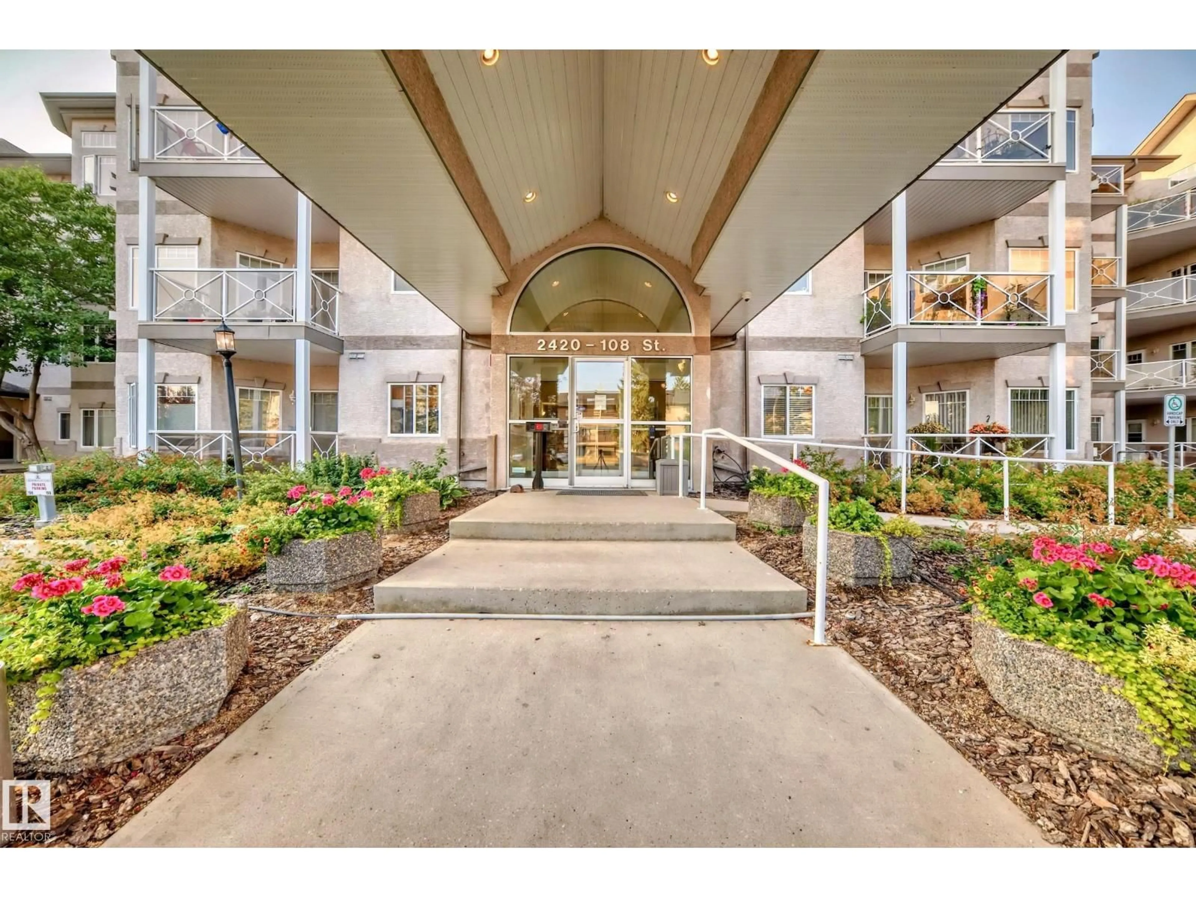 Indoor foyer for 418 2420 108 ST NW, Edmonton Alberta T6J7J3