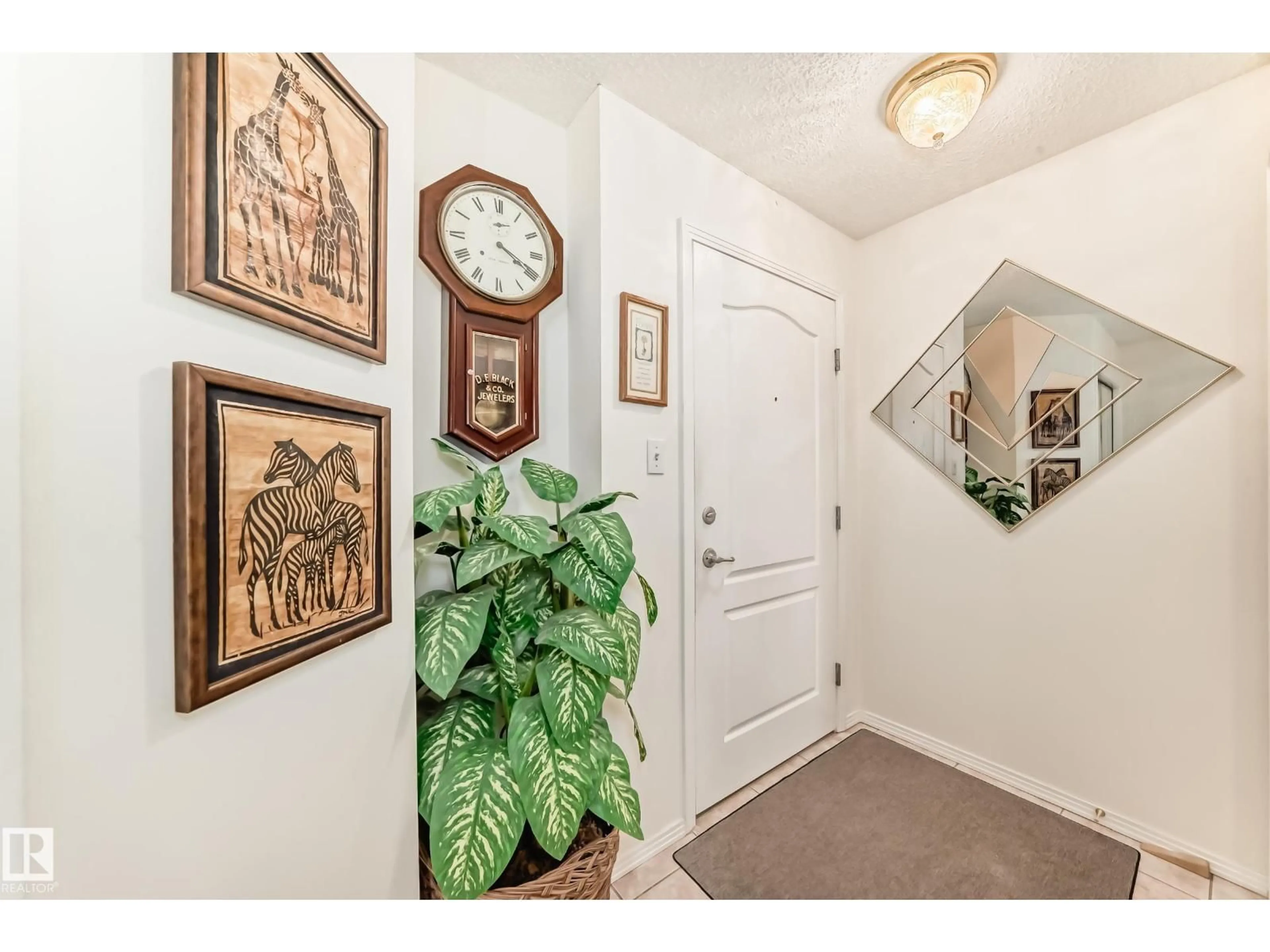 Indoor entryway for 418 2420 108 ST NW, Edmonton Alberta T6J7J3