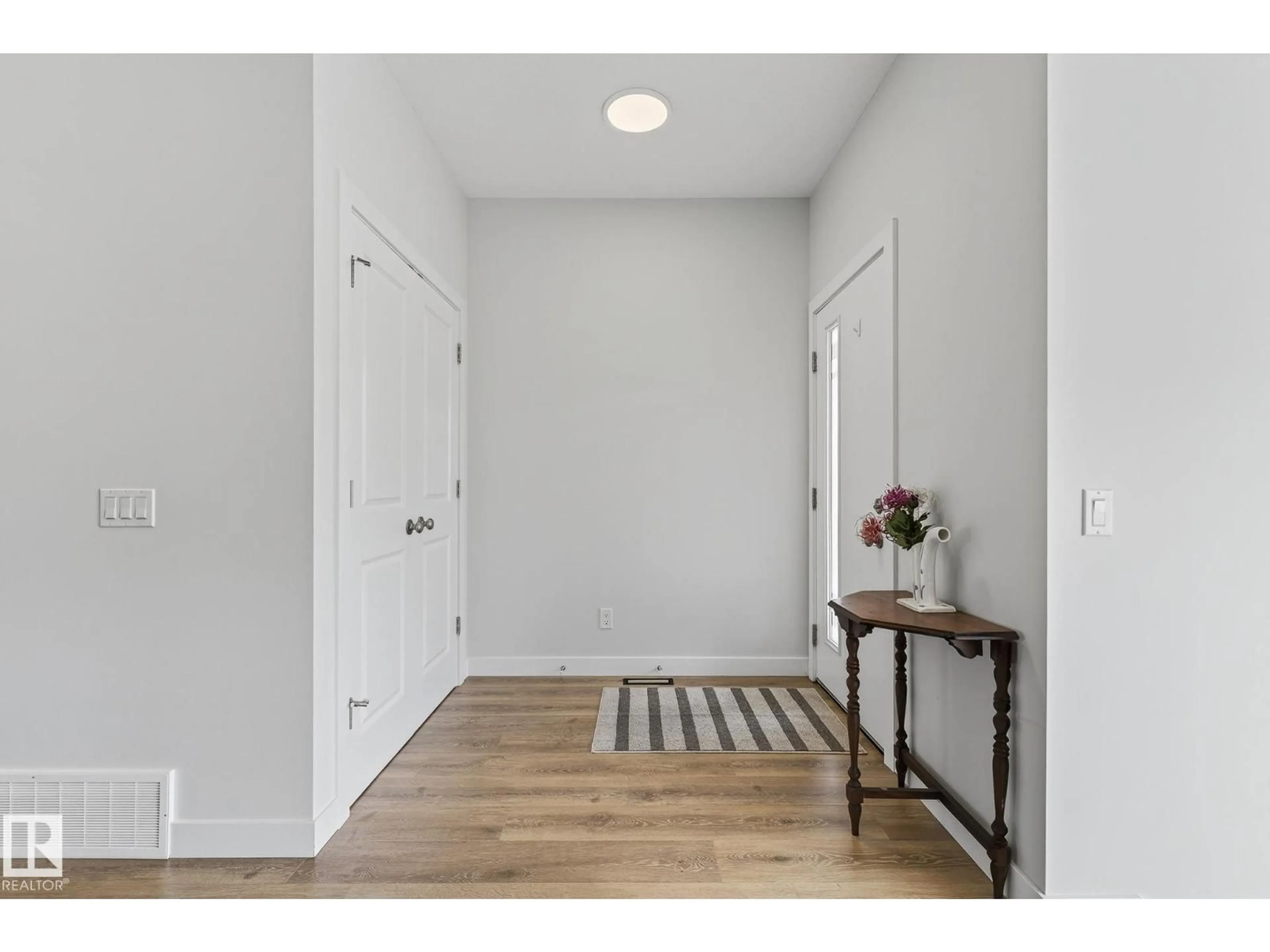 Indoor entryway for 19330 26A AV, Edmonton Alberta T6M1L2