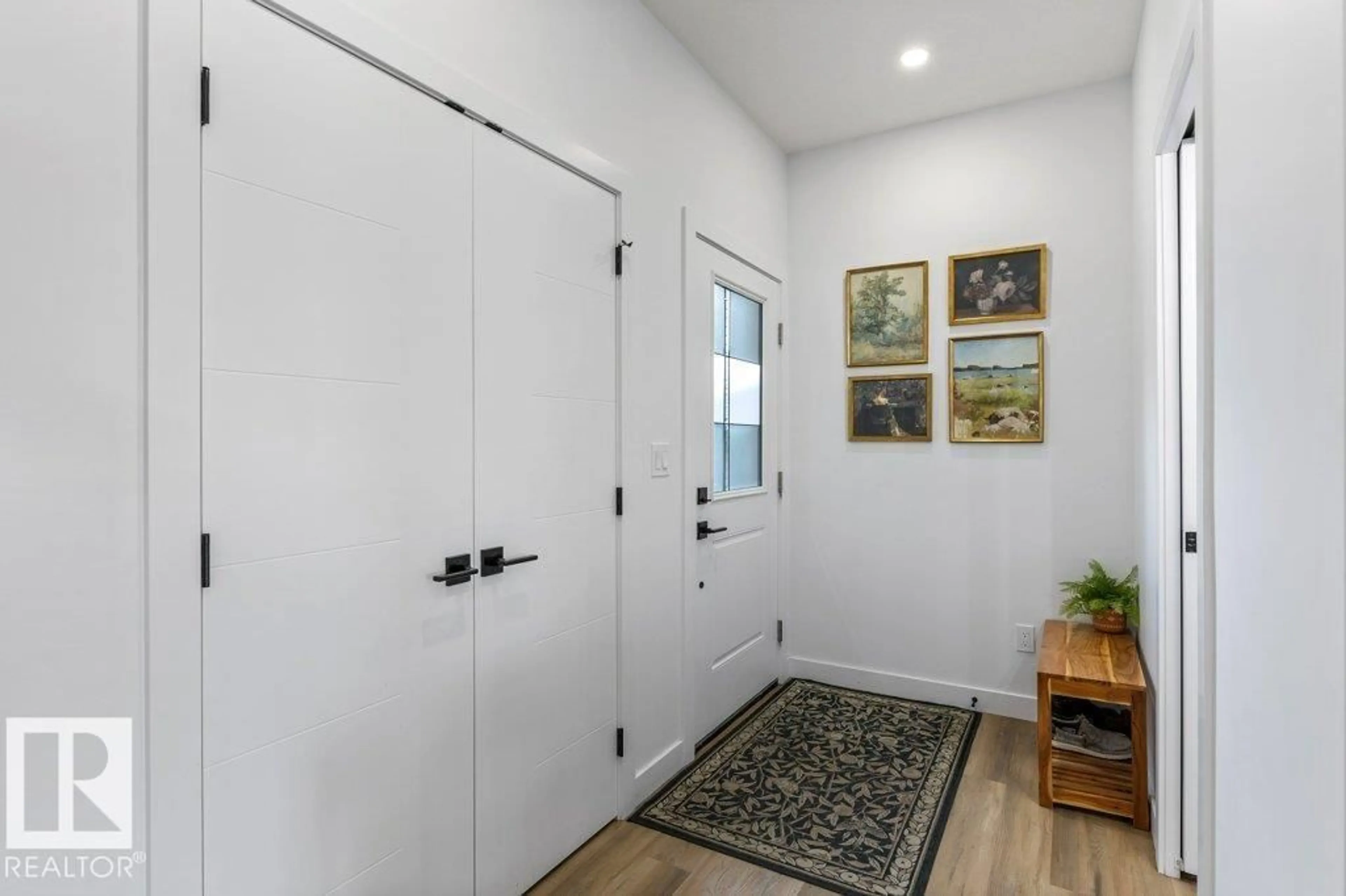 Indoor entryway for 15 ELKO BN, St. Albert Alberta T8N7Z9