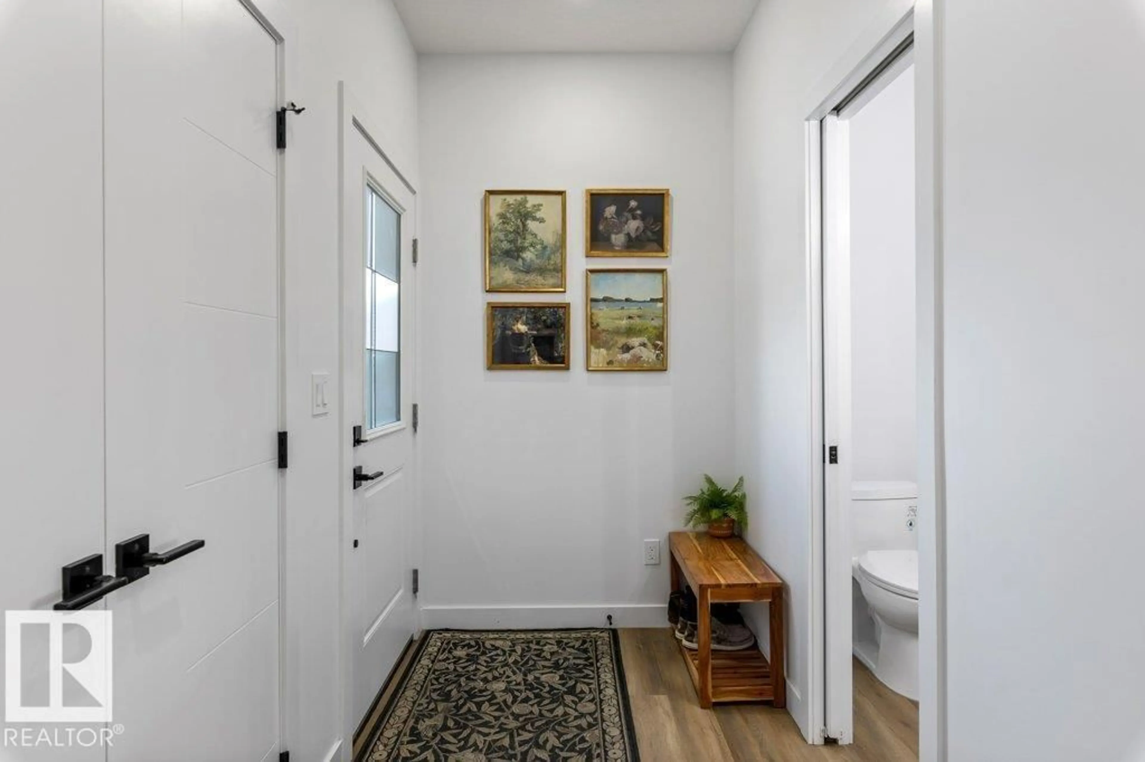 Indoor entryway for 15 ELKO BN, St. Albert Alberta T8N7Z9