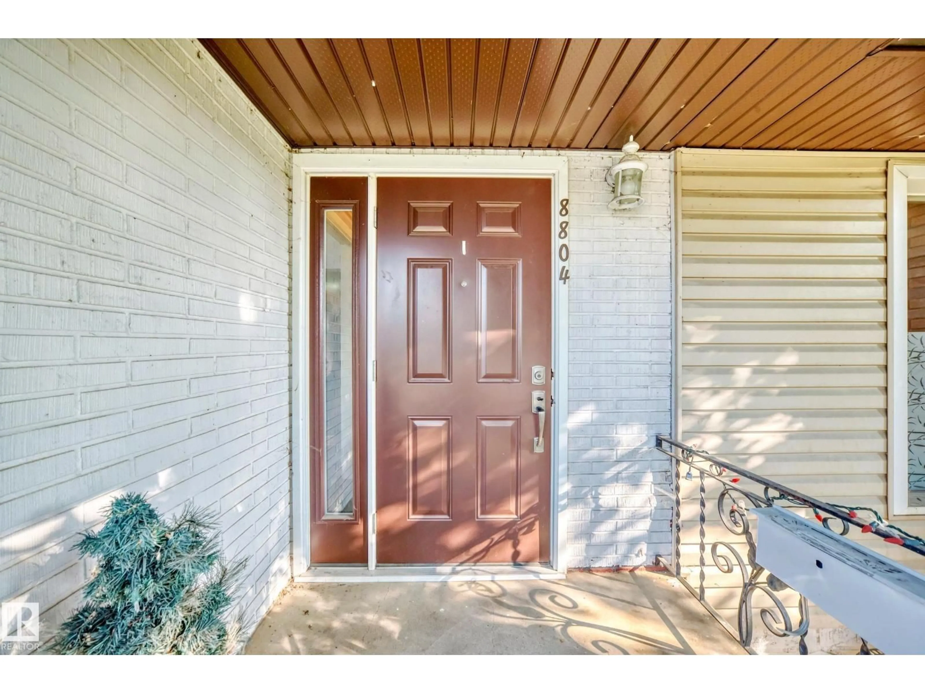 Indoor entryway for 8804 91 AV, Edmonton Alberta T6C1R2
