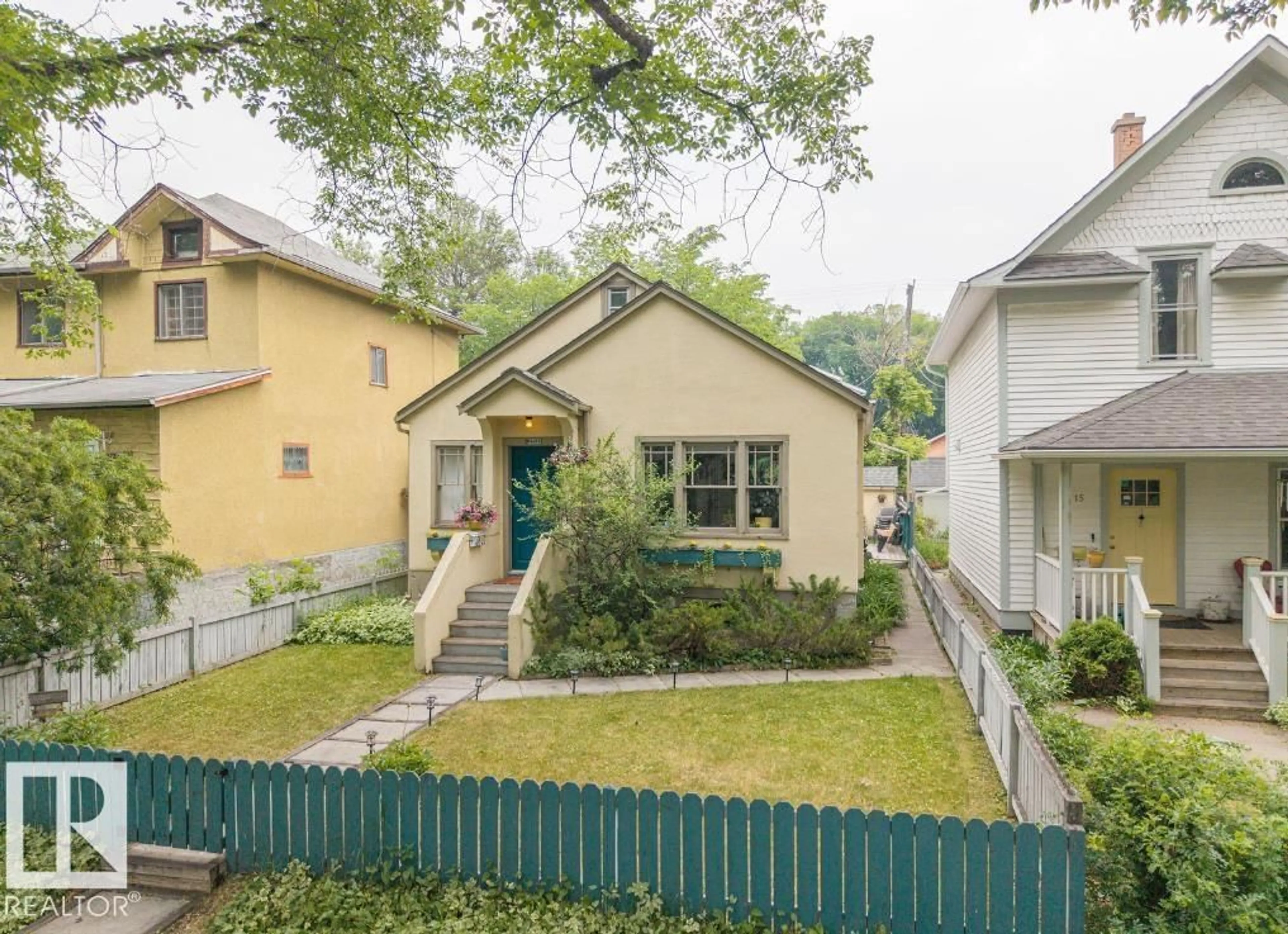 A pic from outside/outdoor area/front of a property/back of a property/a pic from drone, street for 11719 96 ST, Edmonton Alberta T5G1V1