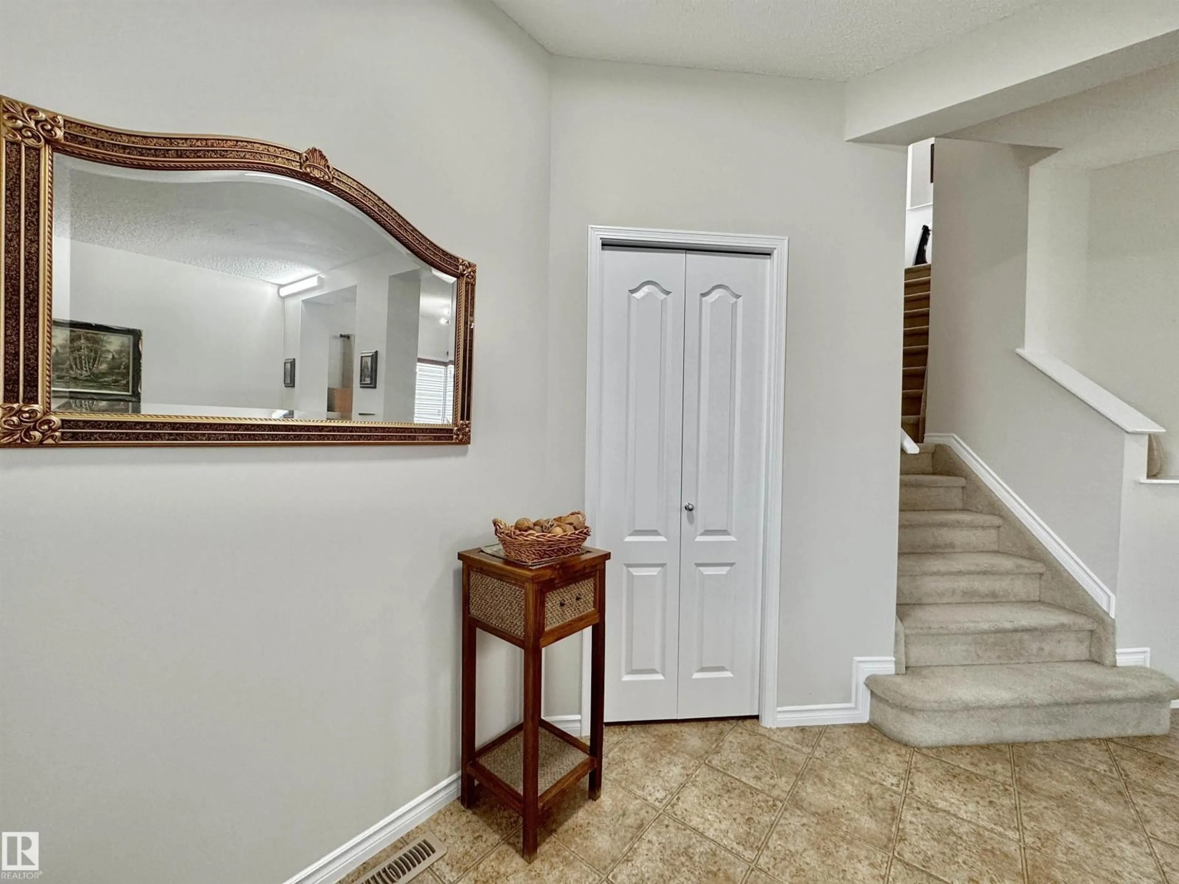Indoor entryway for 16112 43 ST, Edmonton Alberta T5Y0G5