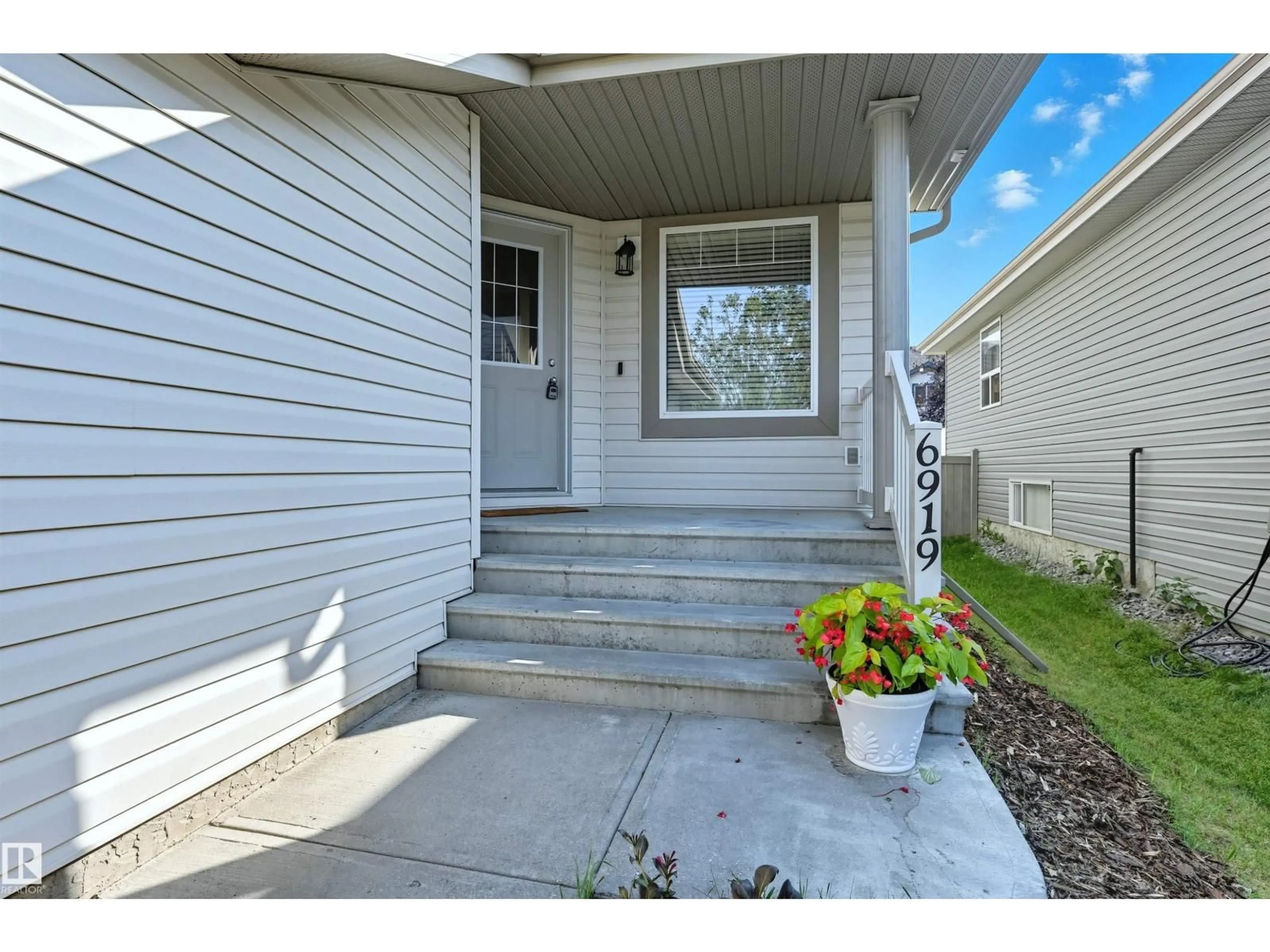 Indoor entryway for 6919 STROM LN, Edmonton Alberta T6R0G3