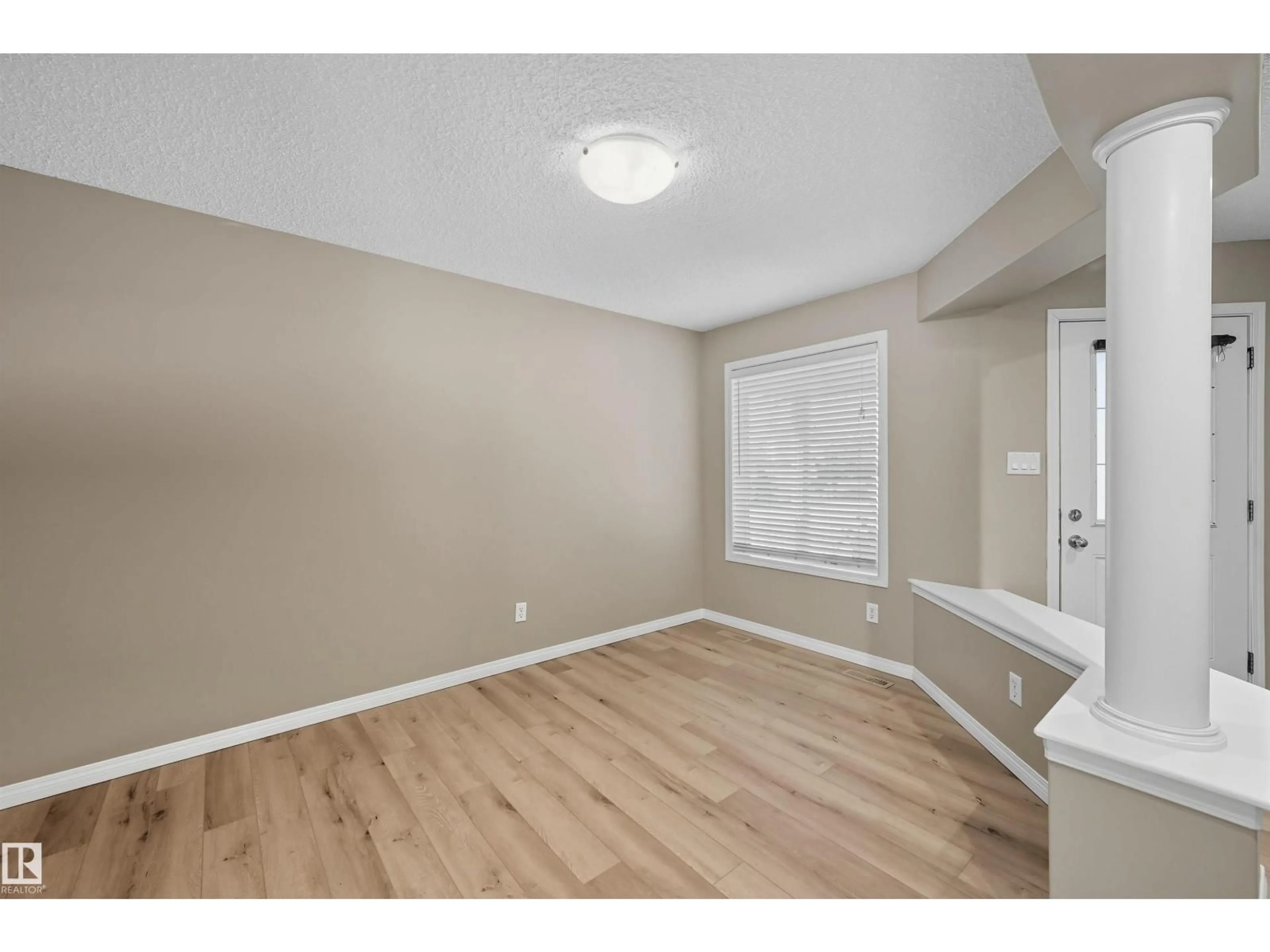 A pic of a room for 6919 STROM LN, Edmonton Alberta T6R0G3
